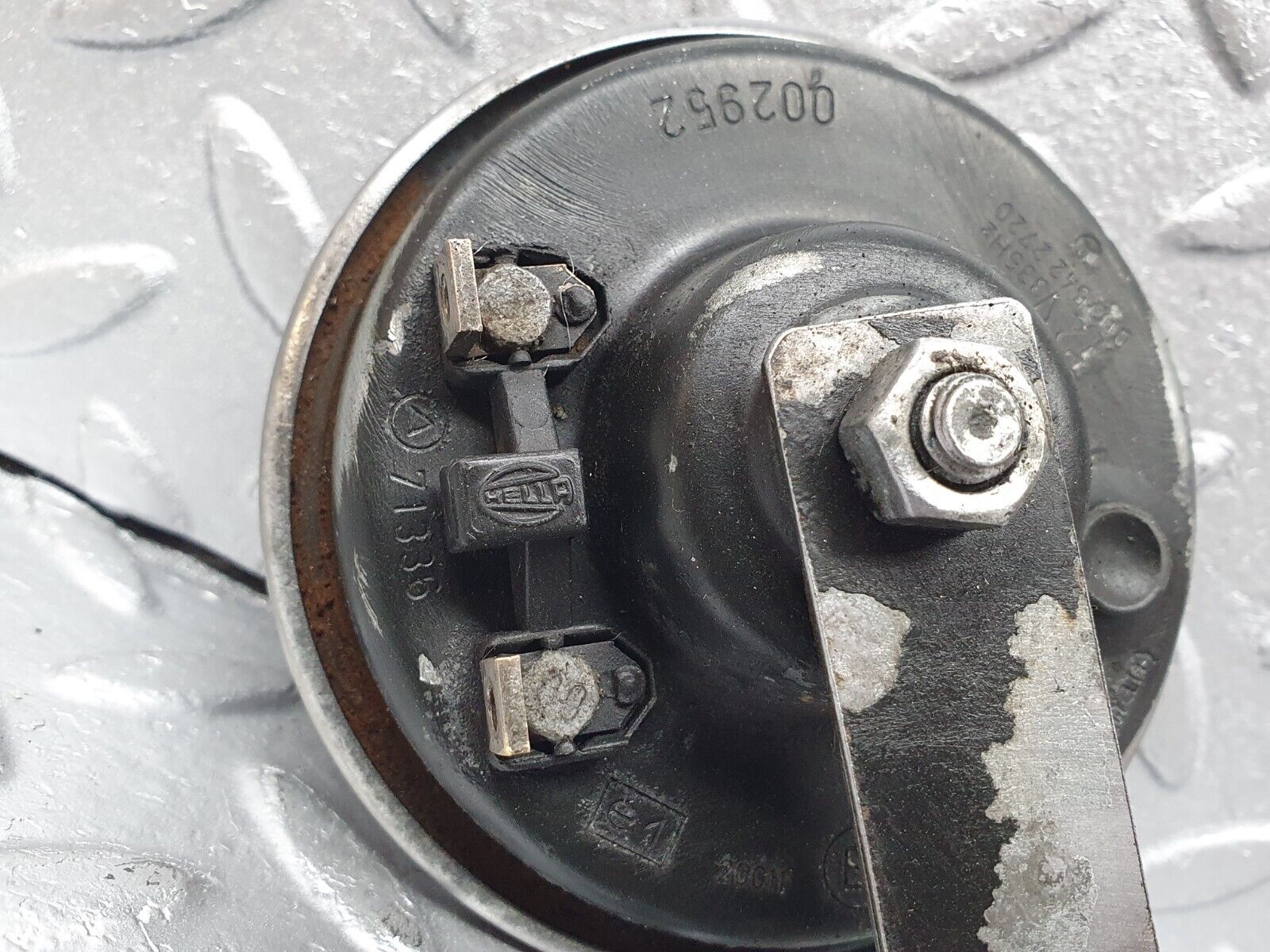 41544 Mercedes-Benz W124 200E Horn Hella 002952