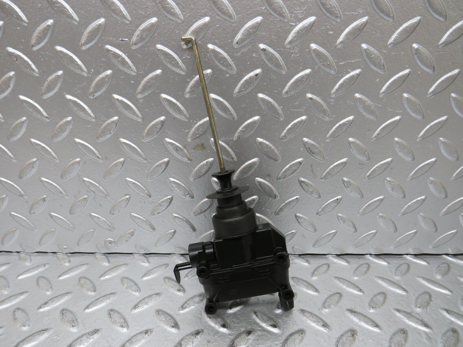 27498 Mercedes-Benz S124 300TE Wagon Trunk Lock Vacuum Actuator