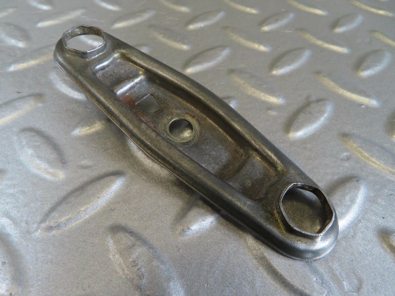 14038 Mercedes-Benz C107 280SLC Fuel Injector Bracket