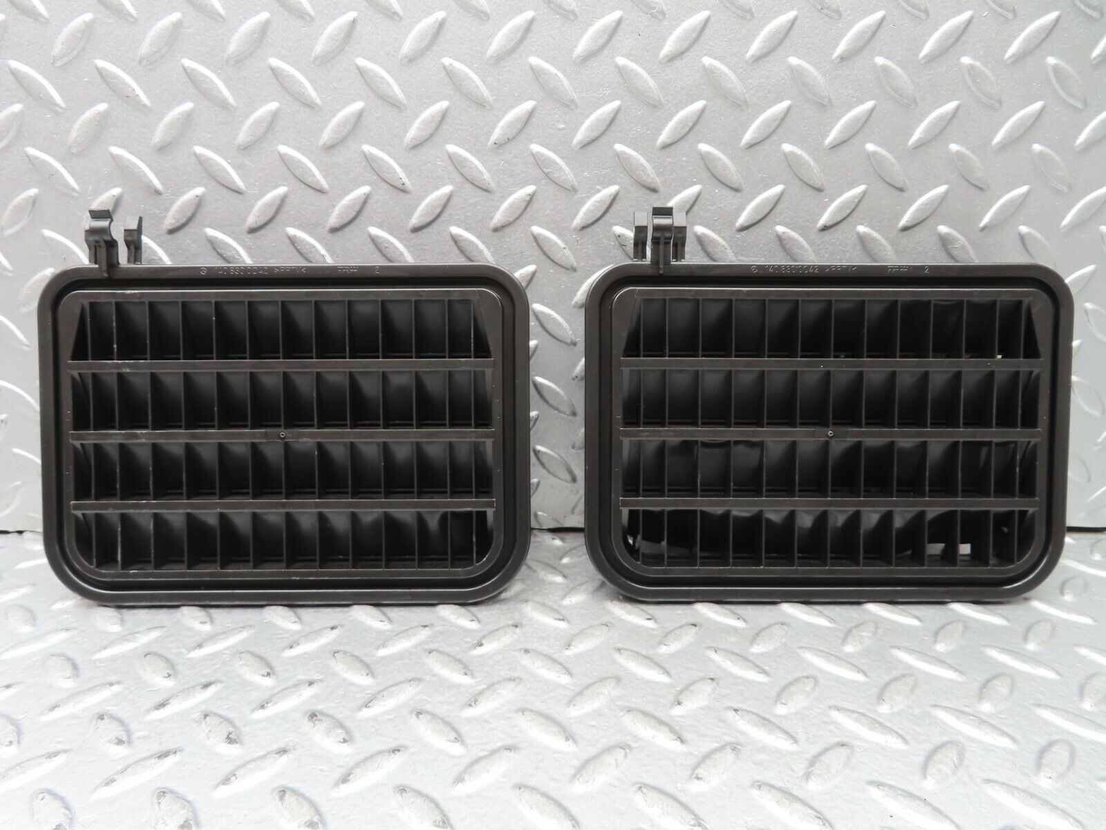 19511 Mercedes-Benz C140 CL420 Coupe Trunk Boot Air Vent Grill Pair 1408300042