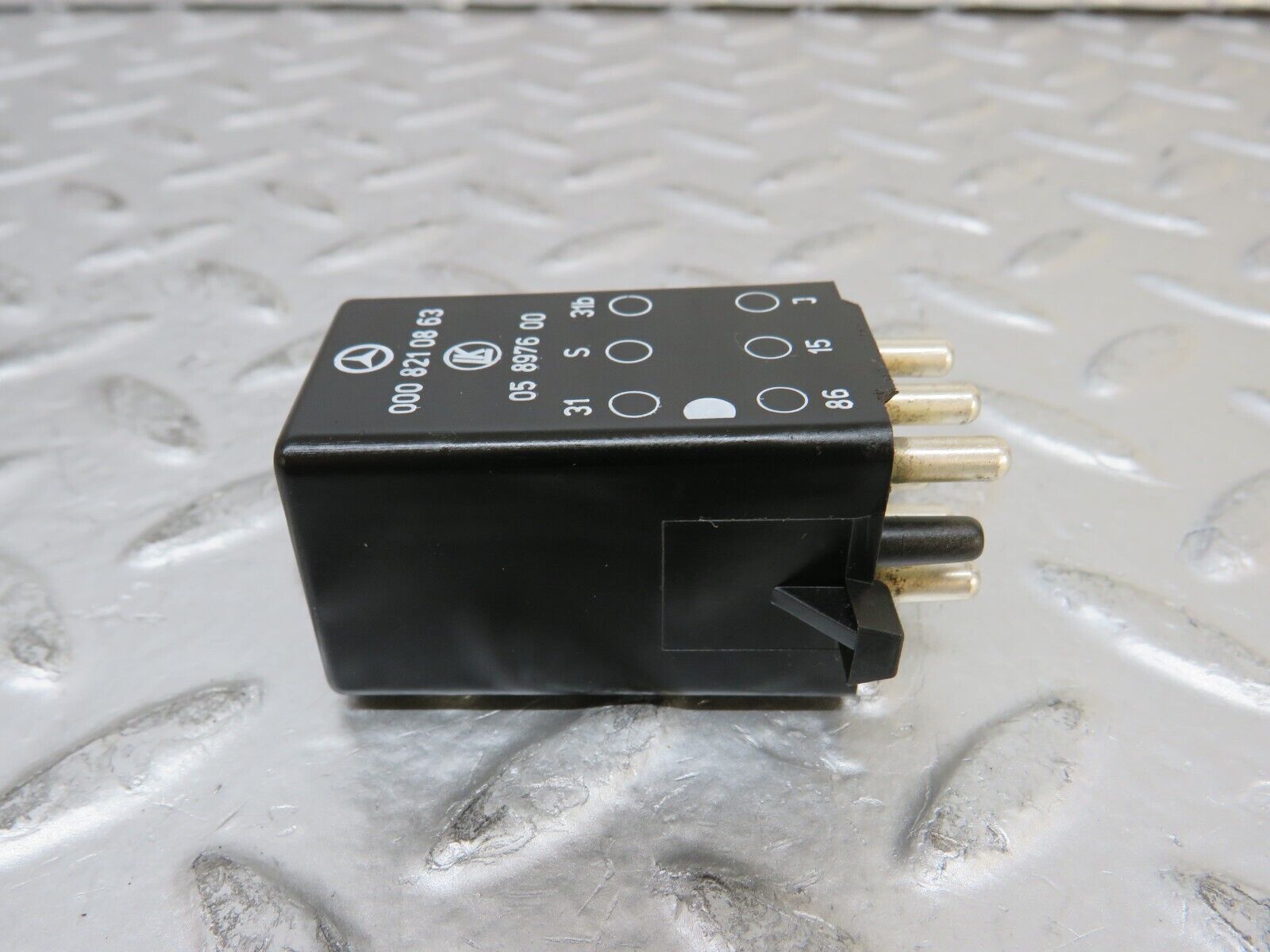 26911 Mercedes-Benz W123 240D Intermittent Wiper Relay 0008210863