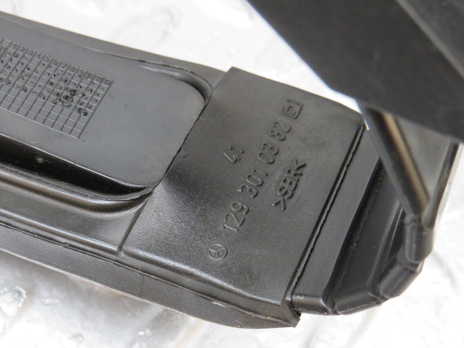 35219 Mercedes-Benz W221 Accelerator Pedal & Rubber 2203000104 2113010001