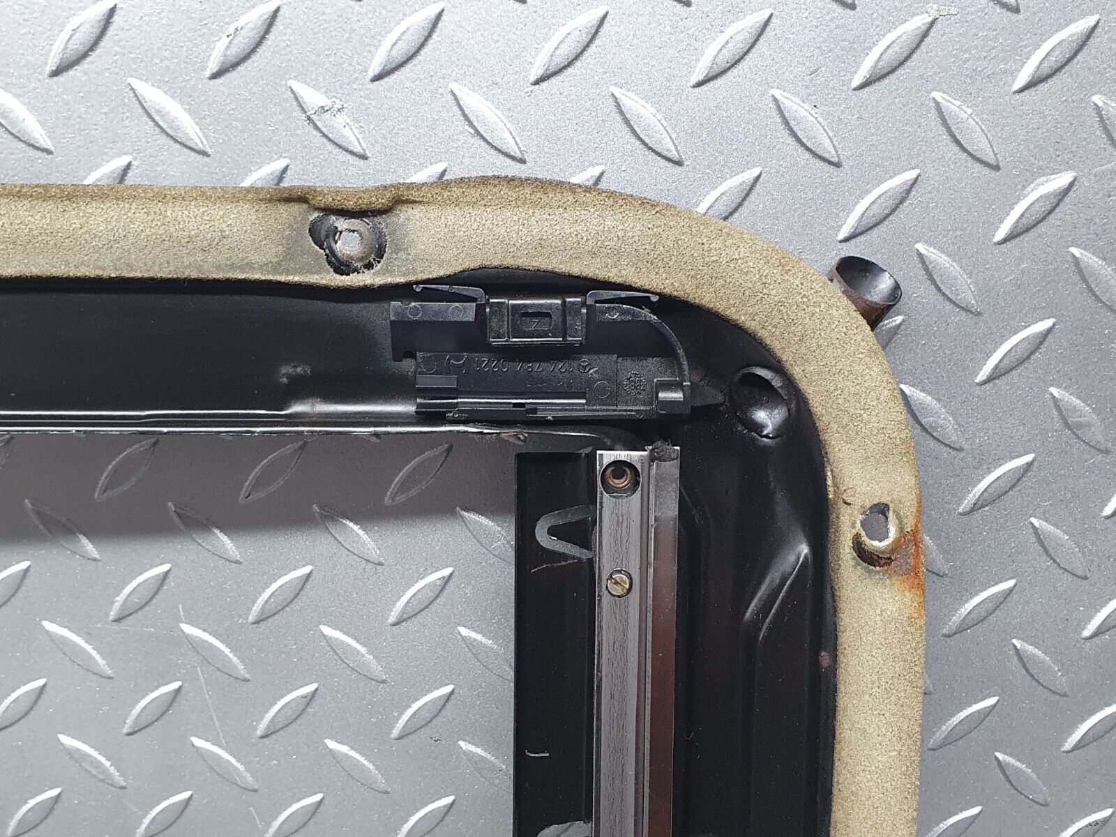 41142 Mercedes-Benz W126 300SE Power Sunroof Frame