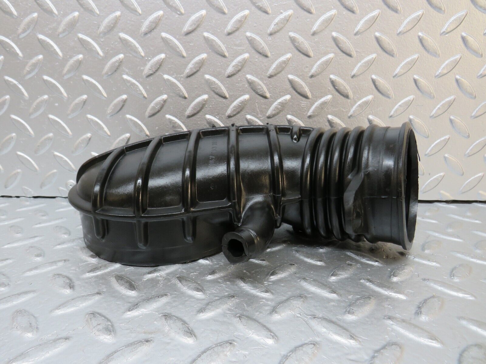 30019 Porsche 924 Air Intake Pipe Hose 047133367