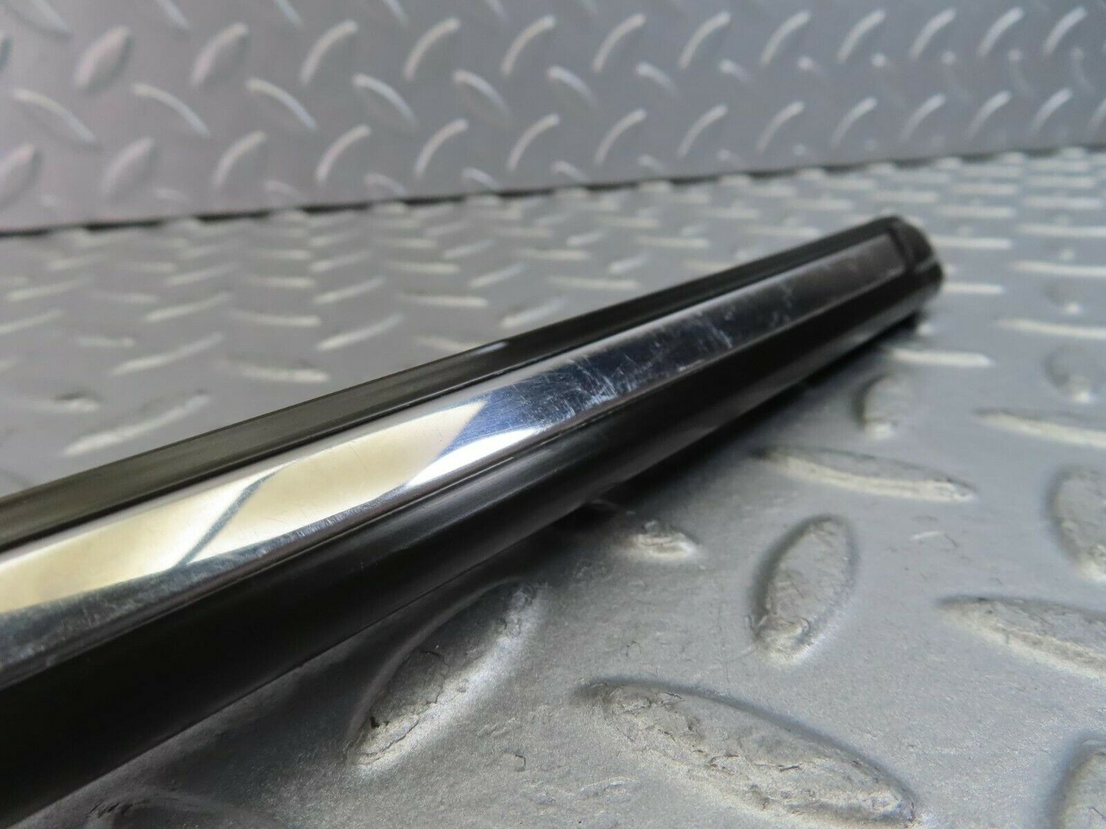 10272 Mercedes-Benz W123 Front Right Fender Wing Centre Moulding Trim