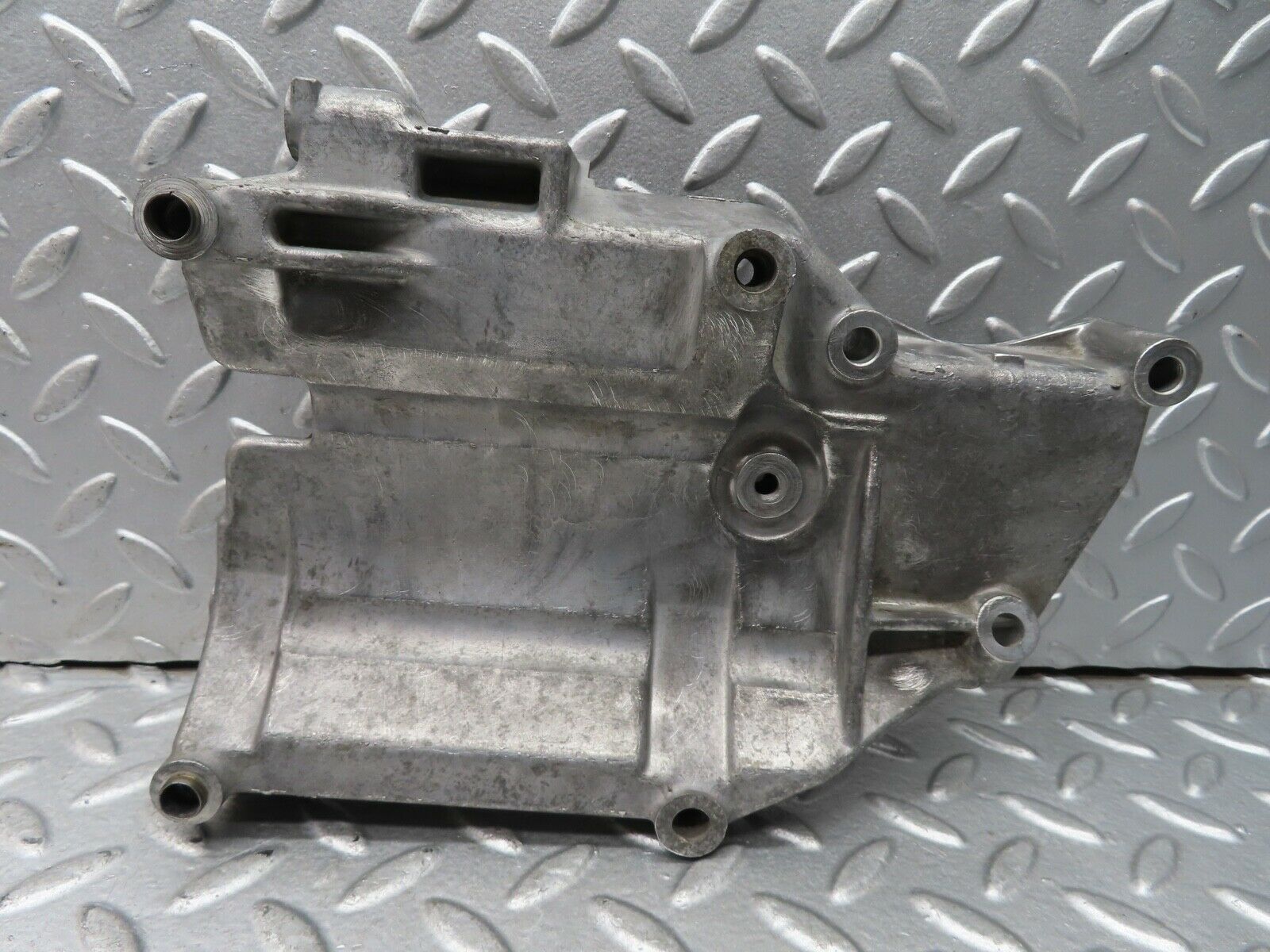 19555 Mercedes-Benz C140 CL420 Coupe AC Compressor Mount Bracket 1192363130