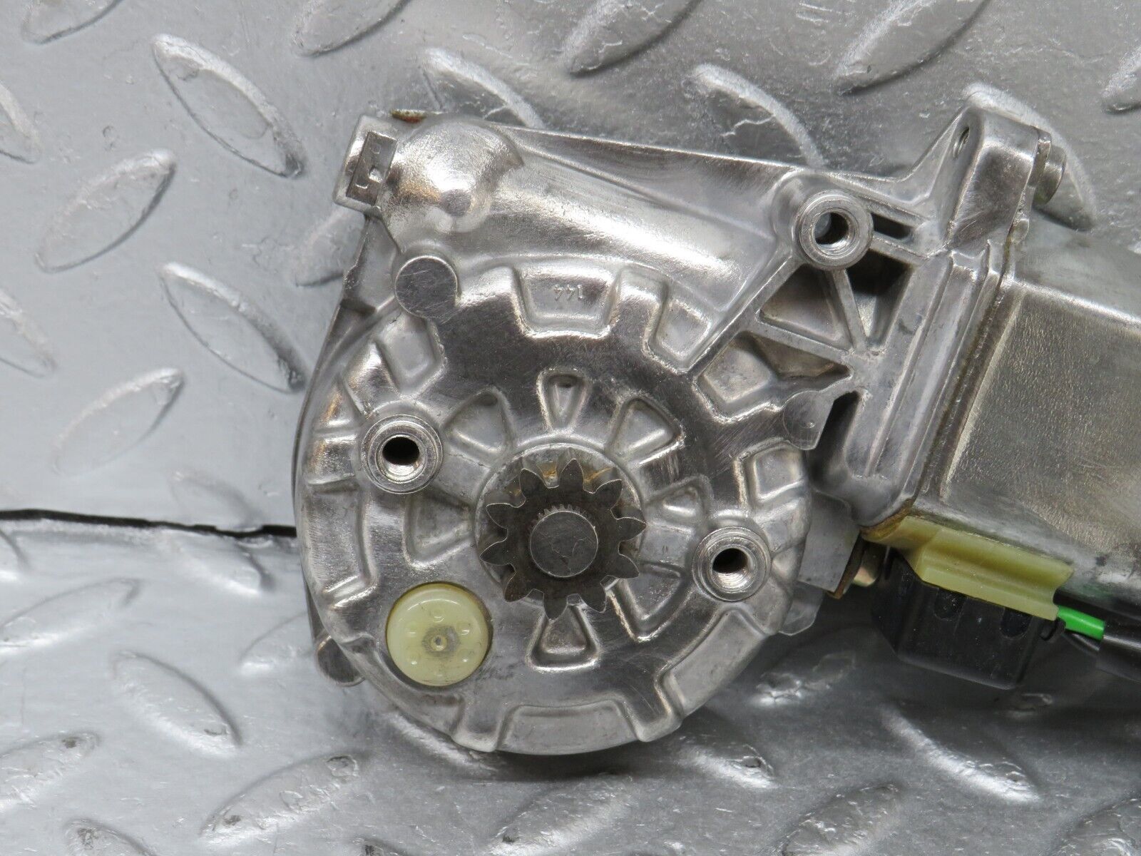 36155 Mercedes-Benz W126 420SE Rear Left Window Regulator Motor 0130821037