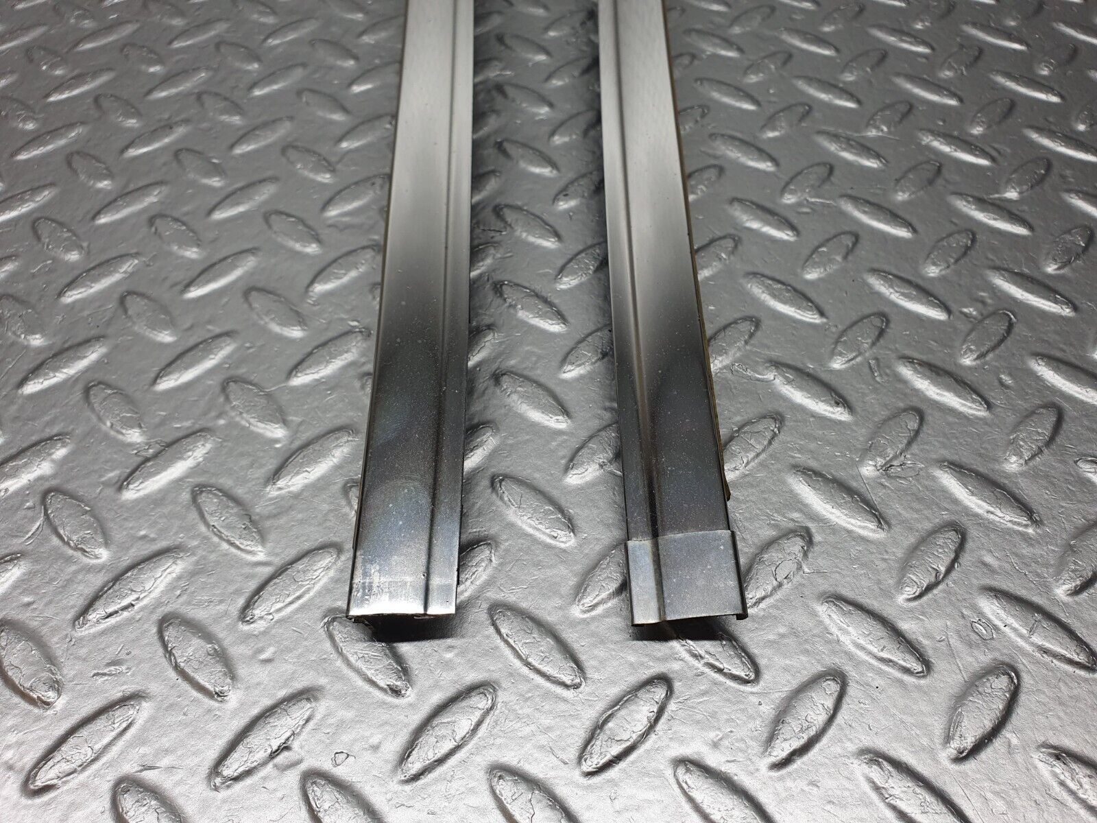 41296 Mercedes-Benz W126 300SE Front Windscreen Top Chrome Frame Trim