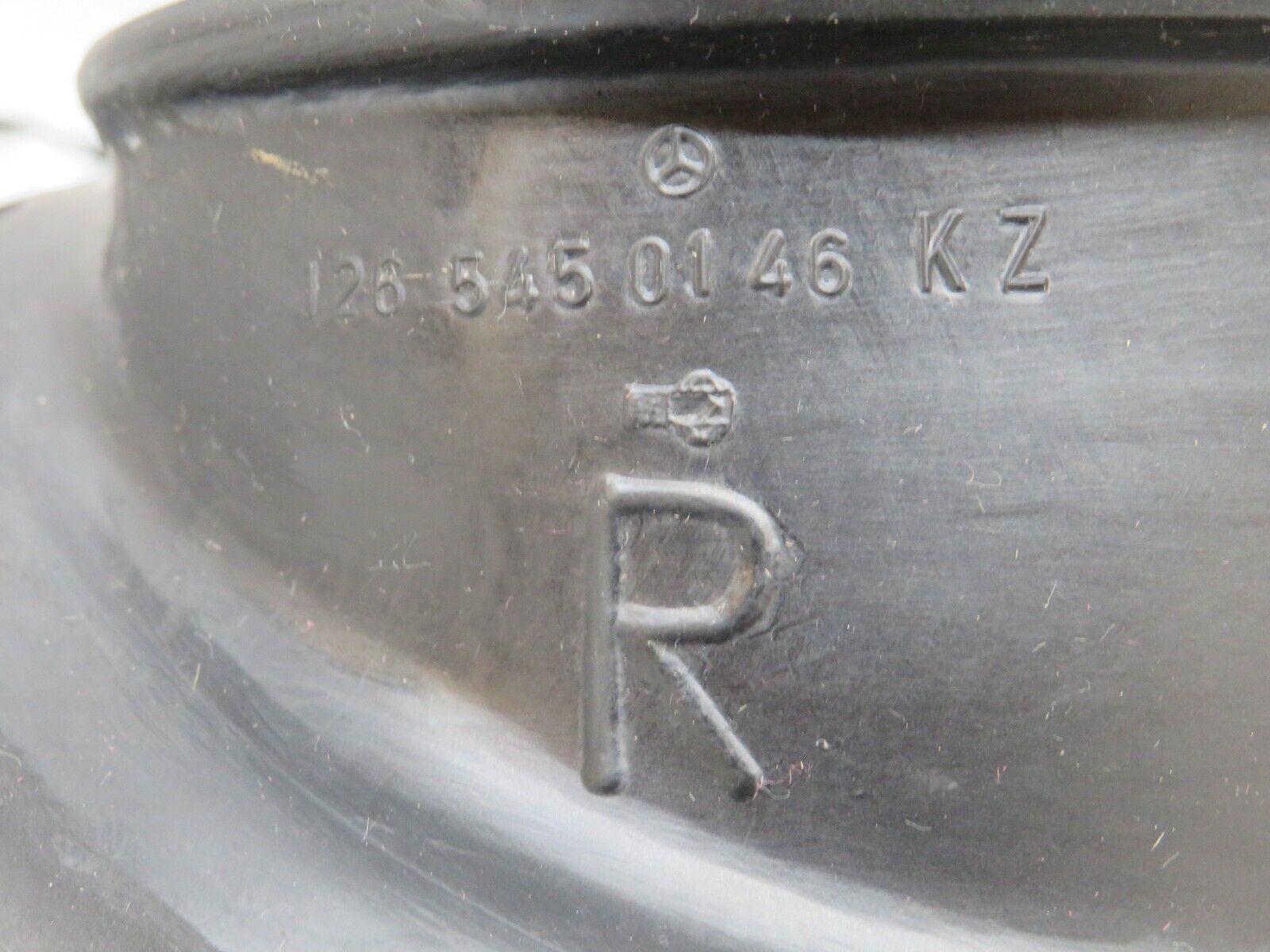 34428 Mercedes-Benz C126 380SEC Coupe Fuse Box Rubber Grommet 1265450146