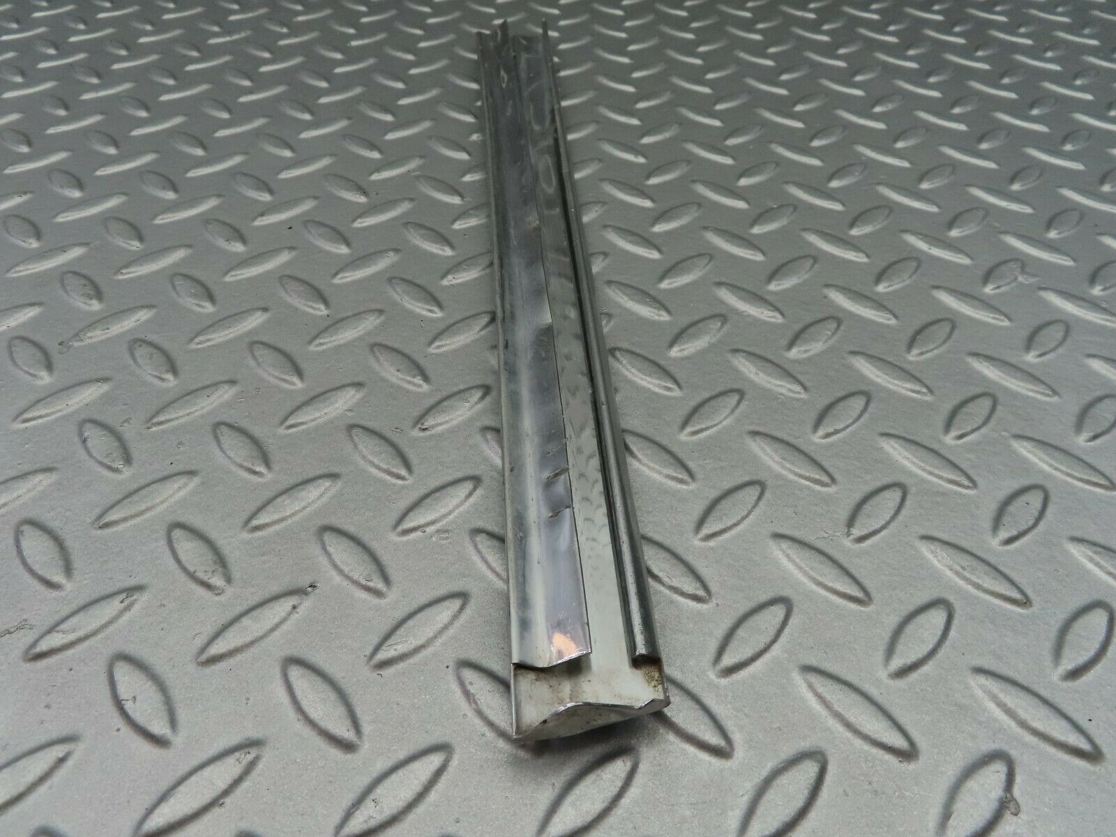 6894 Mercedes-Benz C107 350SLC Coupe Rear Right Window Chrome