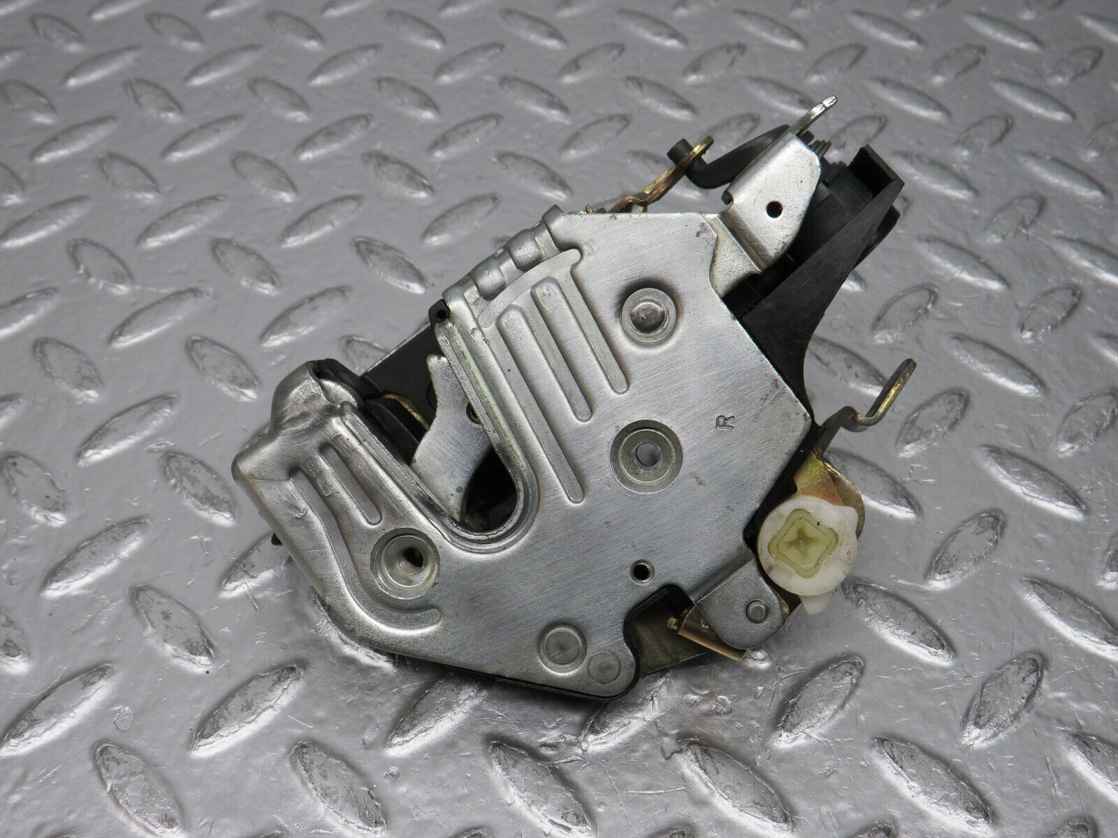 31391 Mercedes-Benz S124 220TE Wagon Front Right Door Lock Mechanism