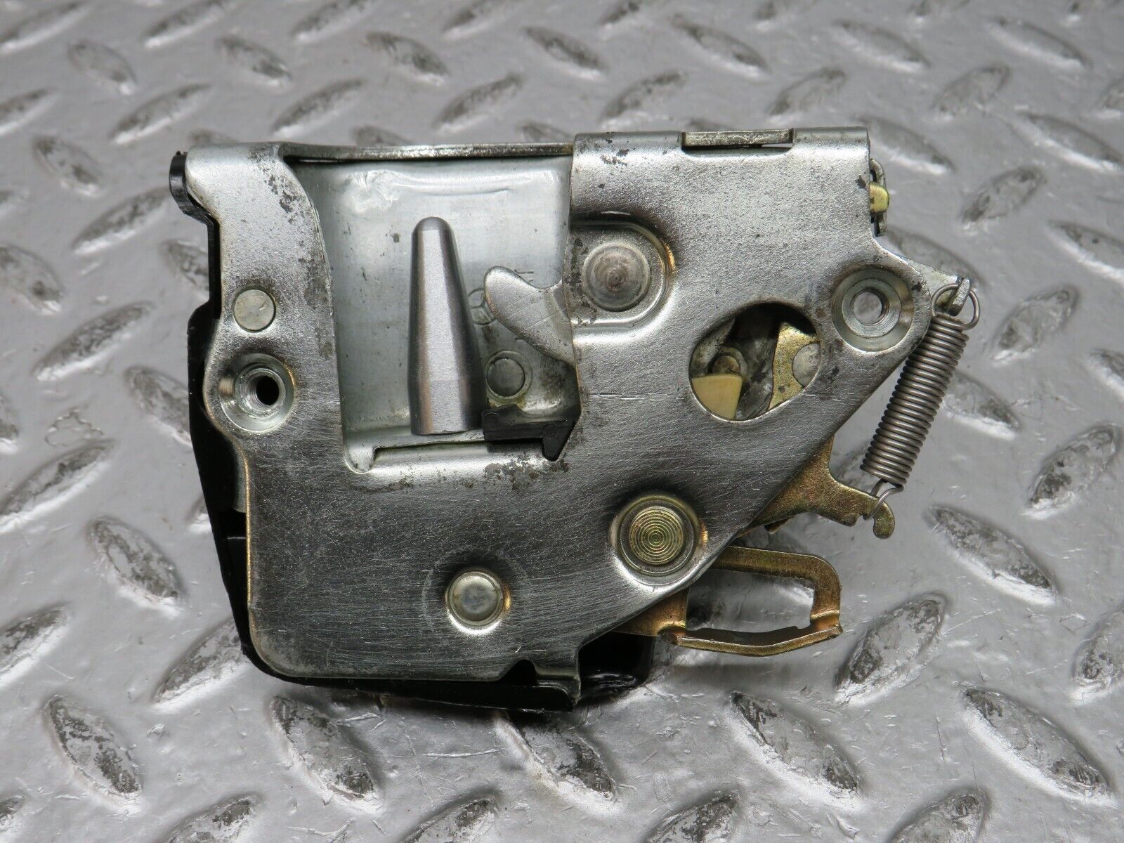 32142 Mercedes-Benz W123 230E Front Left Door Lock Mechanism 1237230108