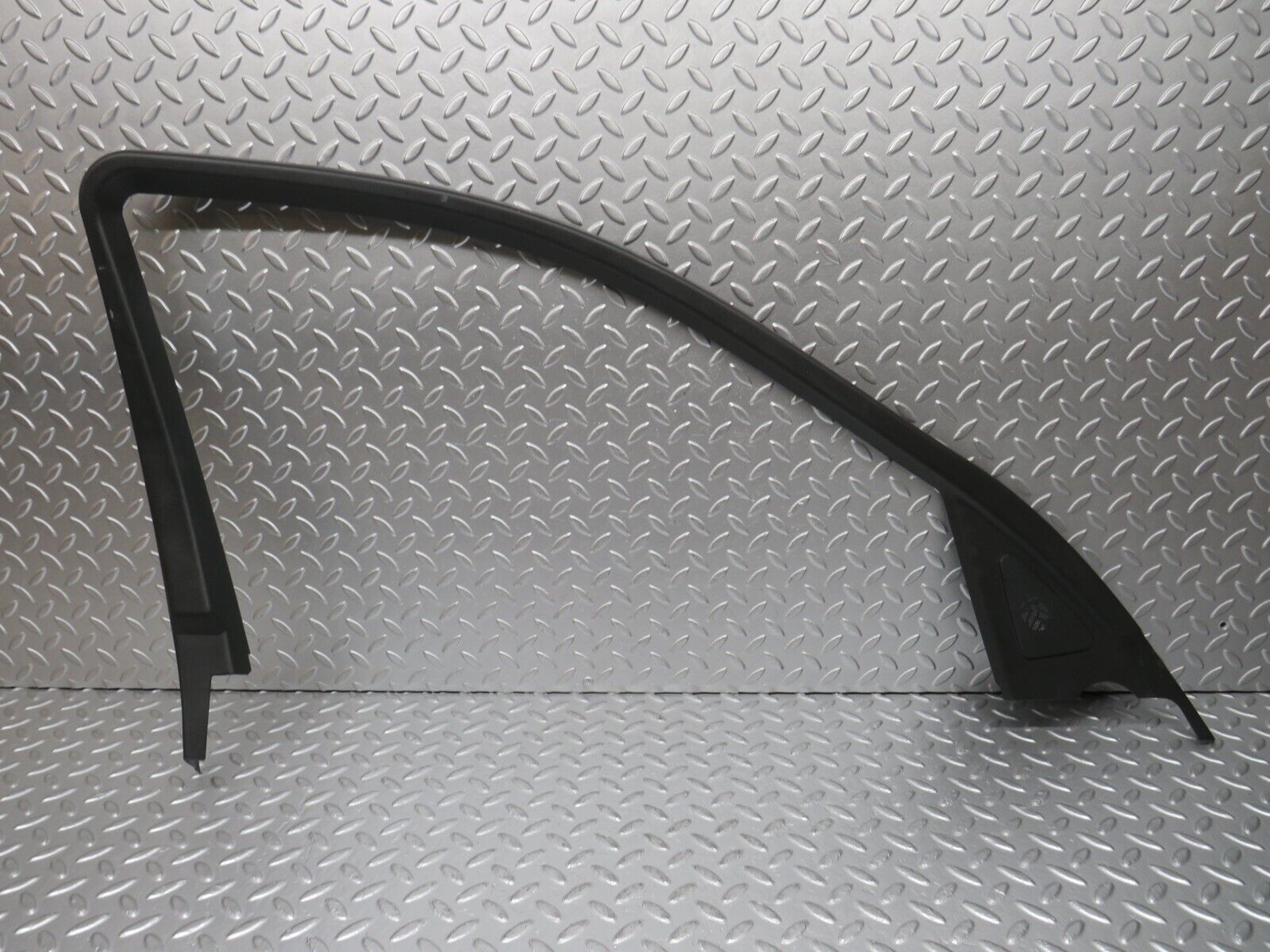 32285 Mercedes-Benz W220 S430 Front Left Door Window Frame Trim 2207250171