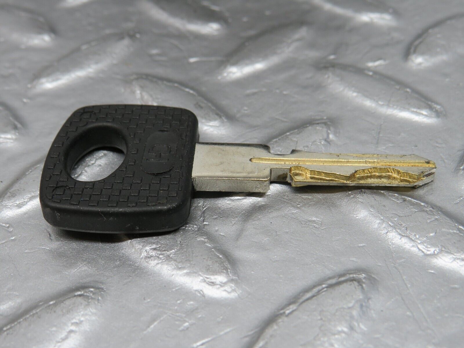 39772 Mercedes-Benz R129 320SL Coupe Trunk Lock With Key