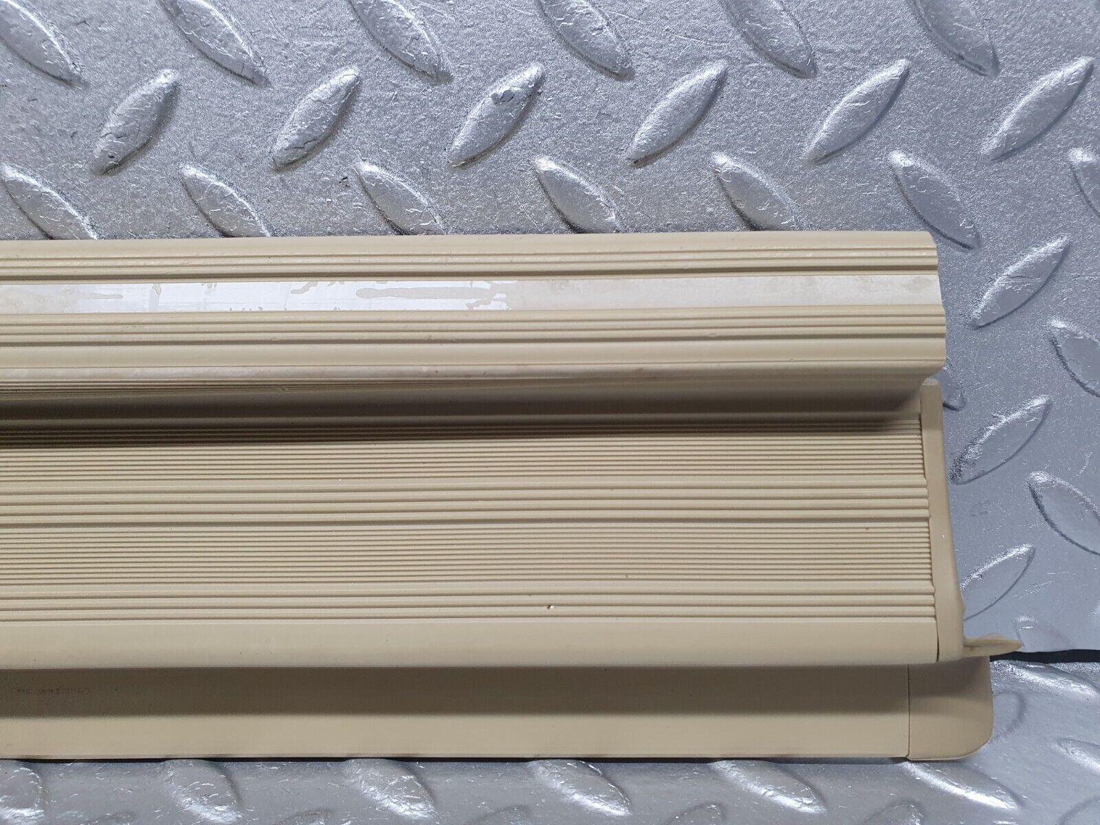 40908 Mercedes-Benz W126 300SE Rear Right Door Sill Trim Beige
