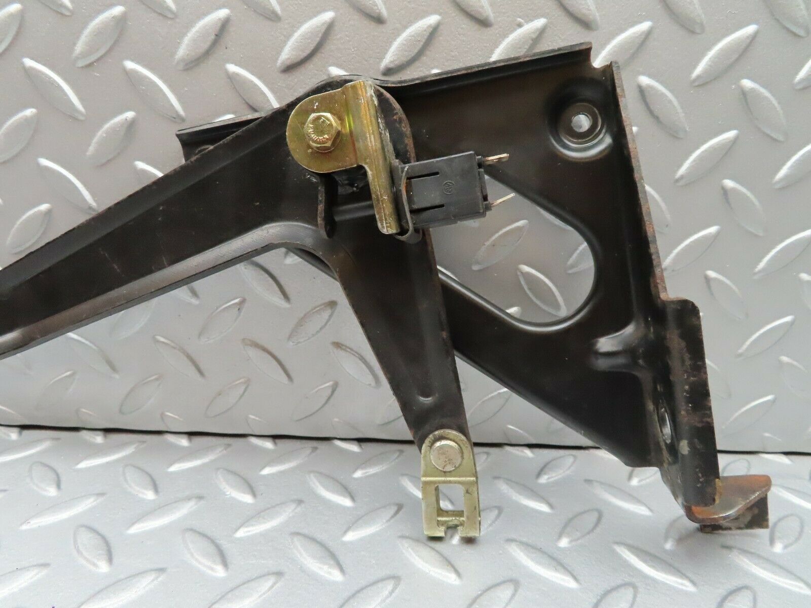 3789 Mercedes-Benz S123 200T Wagon Handbrake Regulator