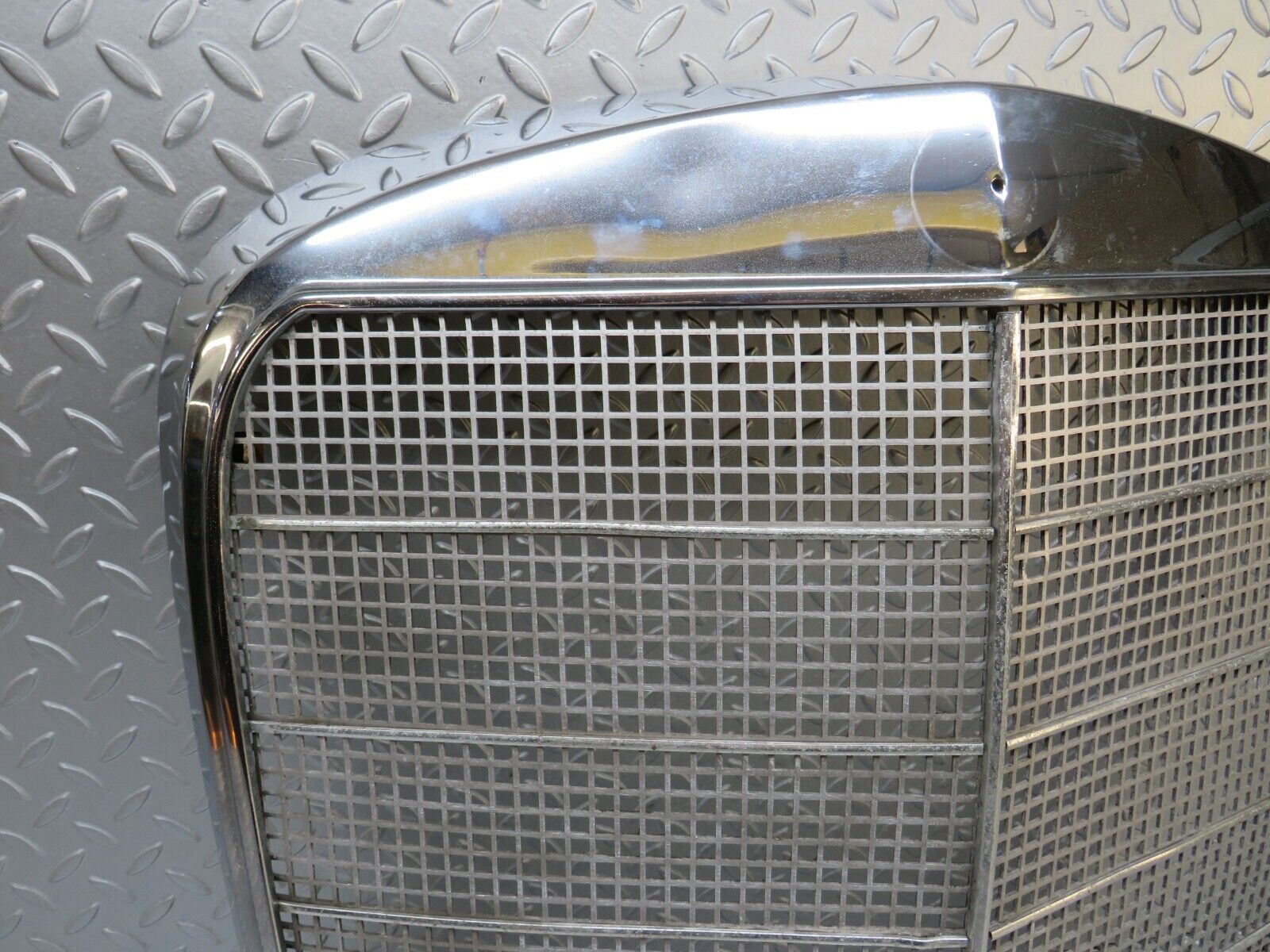 40343 Mercedes-Benz W110 230 Bonnet Grill Chrome