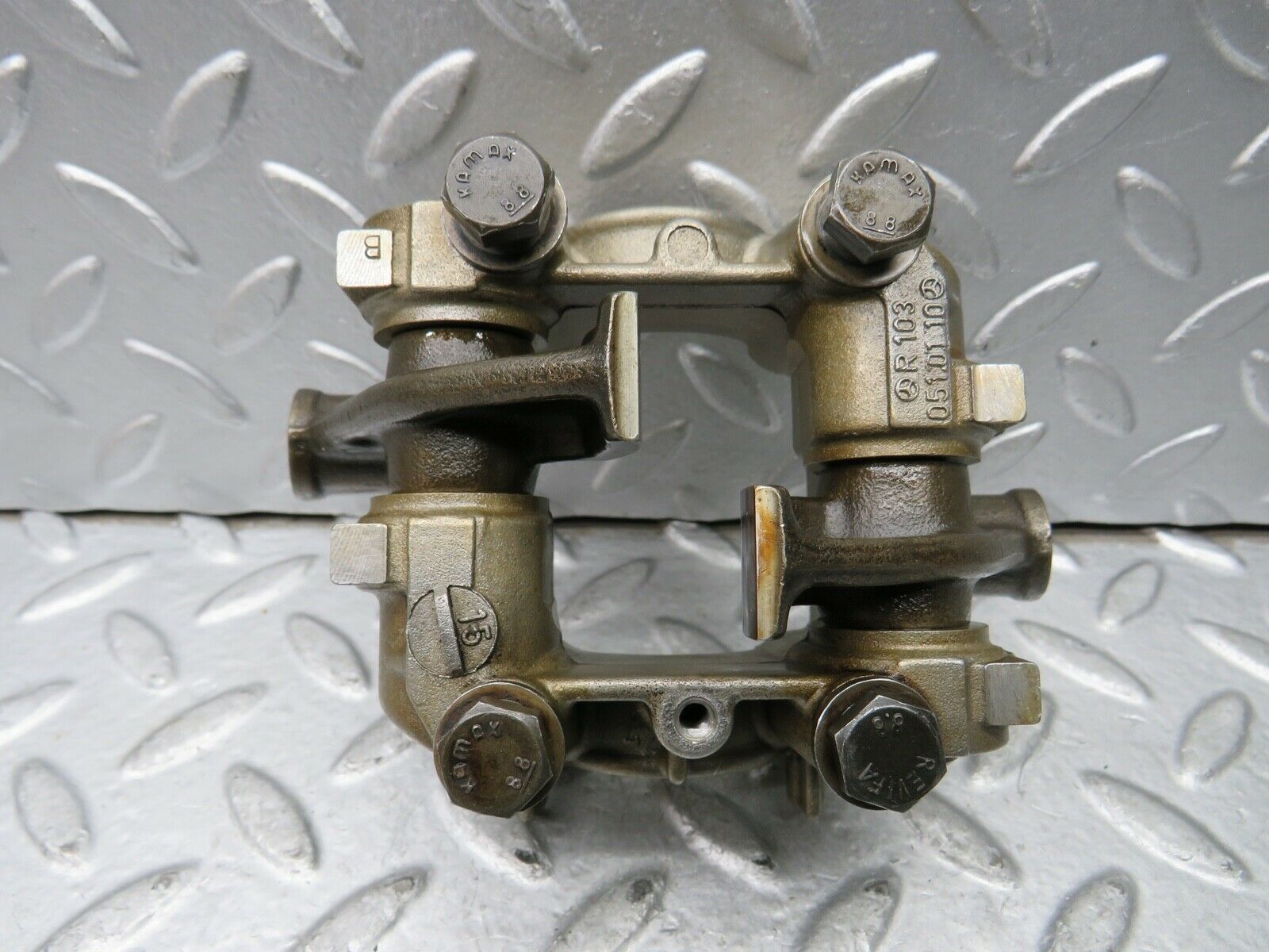 21739 Mercedes-Benz W126 300SE Rocker Arms Camshaft Bearing Block 1030510110