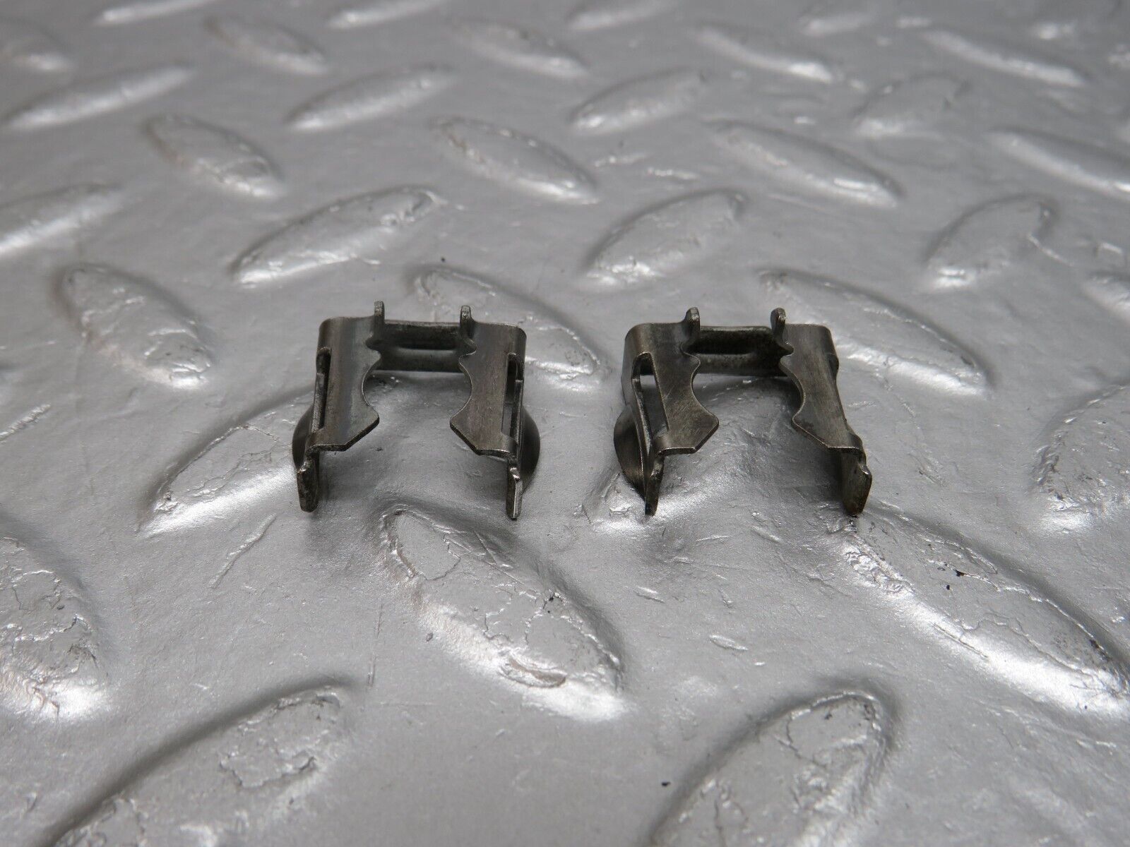 39778 Mercedes-Benz R129 320SL Coupe Fuel Injector Bracket 2x