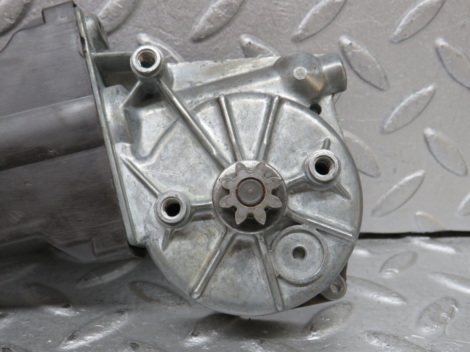 37417 Mercedes-Benz W109 300SEL Front Right Window Regulator Motor Bosch 0132001102