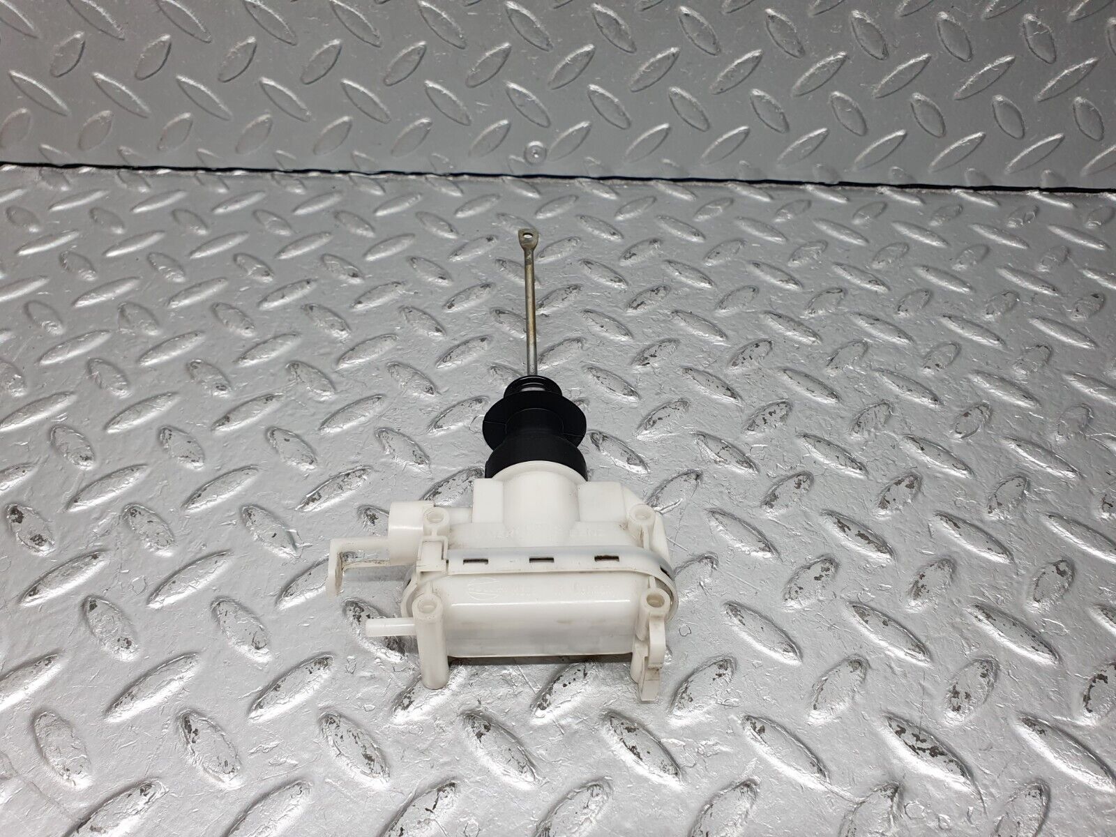 41010 Mercedes-Benz W126 300SE Front Left Door Lock Vacuum Actuator