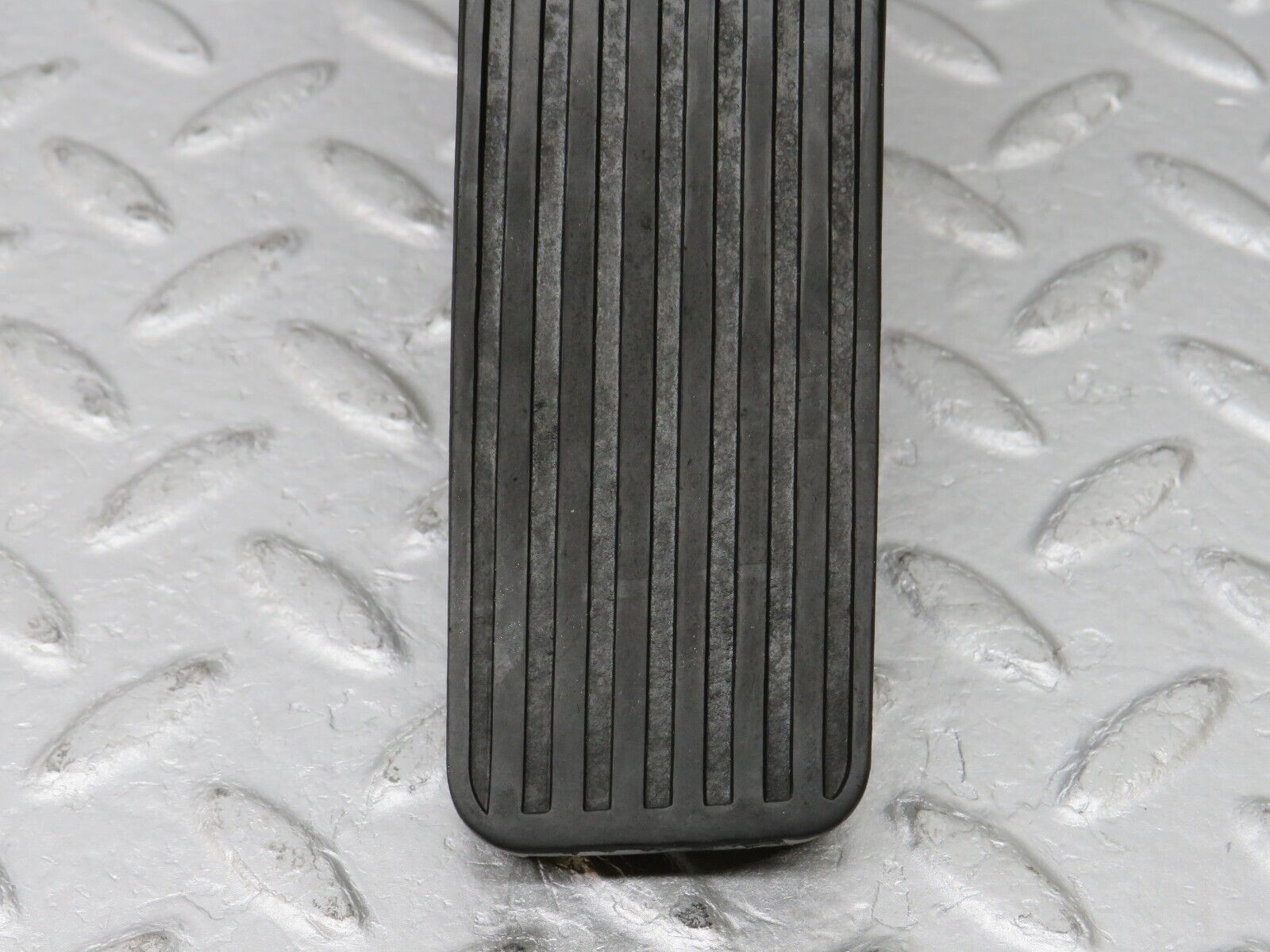 36100 Mercedes-Benz W126 420SE Accelerator Pedal With Rubber 1263000504 1233010082