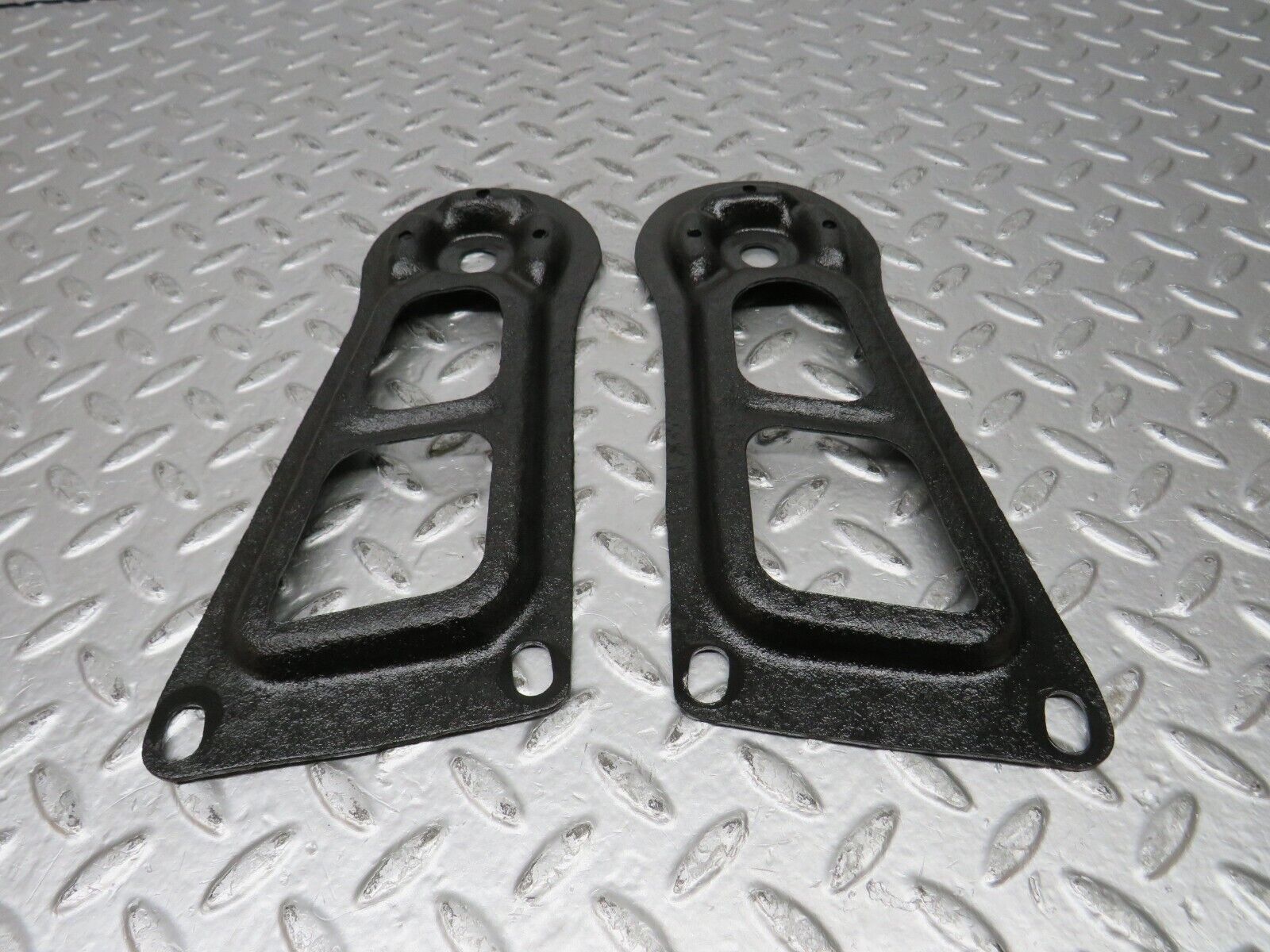 32140 Mercedes-Benz W123 230E Rear Suspension Axle Mounting Bracket