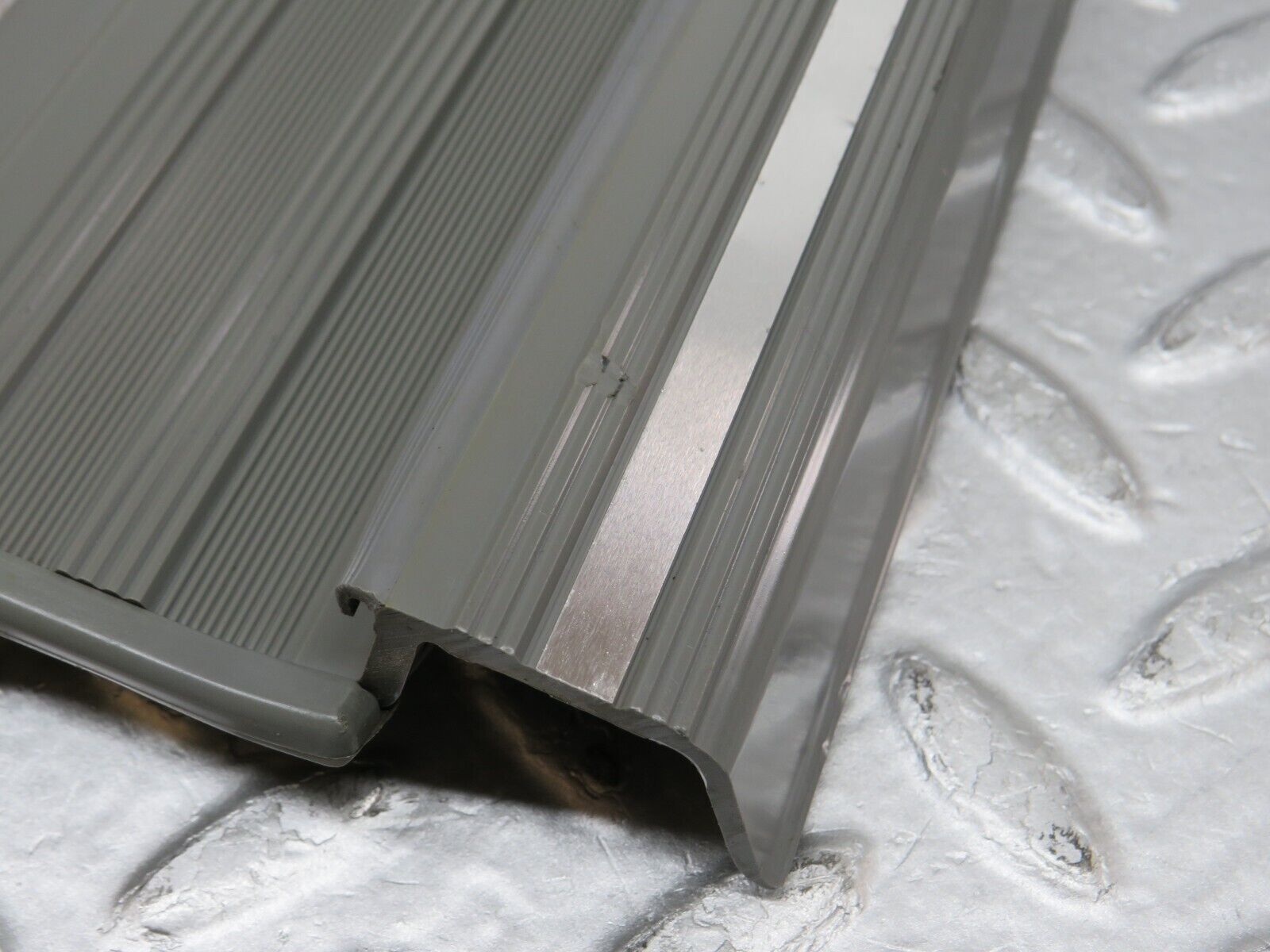 35992 Mercedes-Benz W126 420SE Rear Left Door Sill Trim Grey