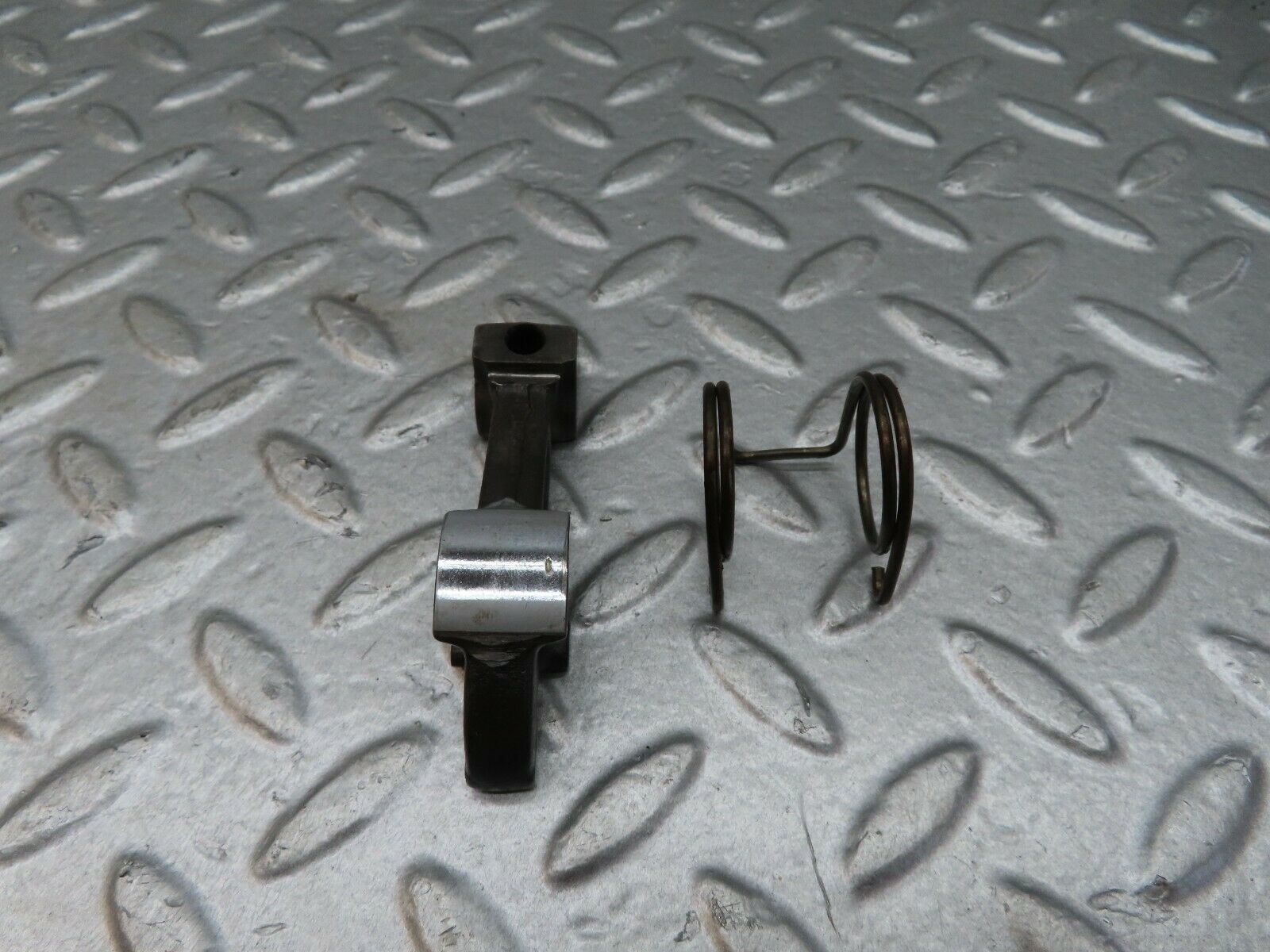 18067 Mercedes-Benz W123 200 Valve Rocker Arm With Retaining Spring