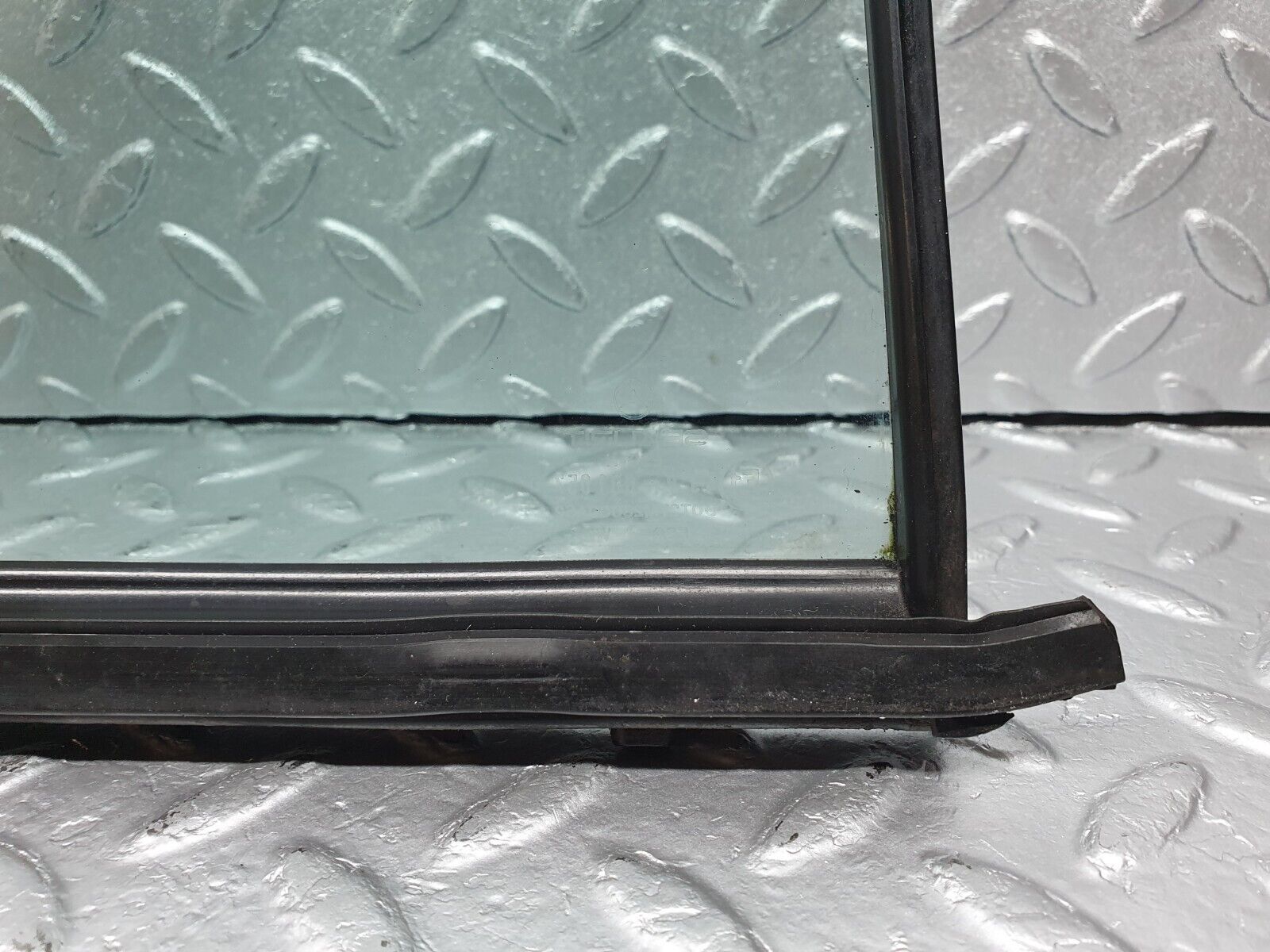 41411 Mercedes-Benz W124 200E Rear Left Quarter Window Glass 1247350524