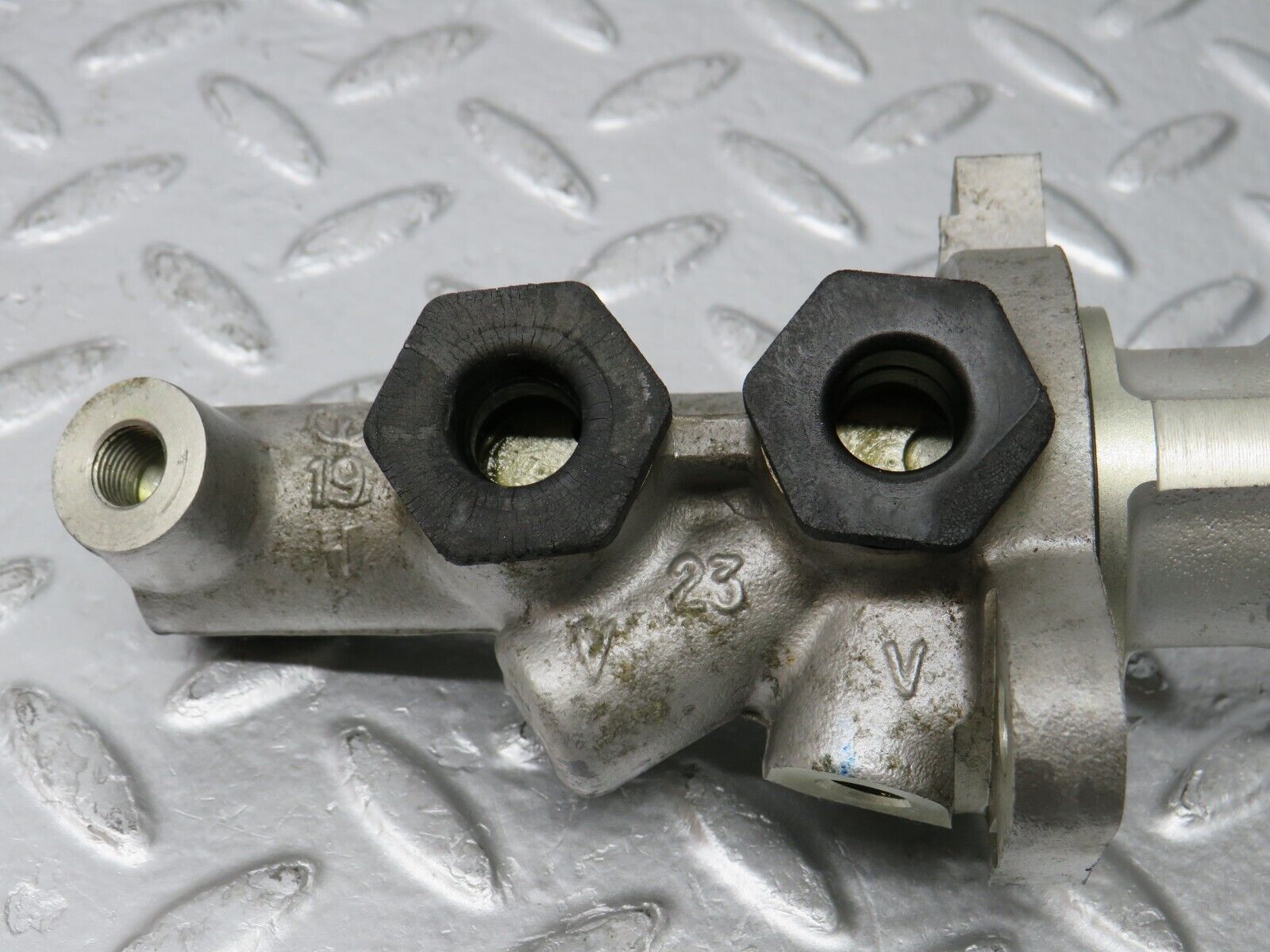 31240 Mercedes-Benz S124 220TE Wagon Brake Master Cylinder Girling