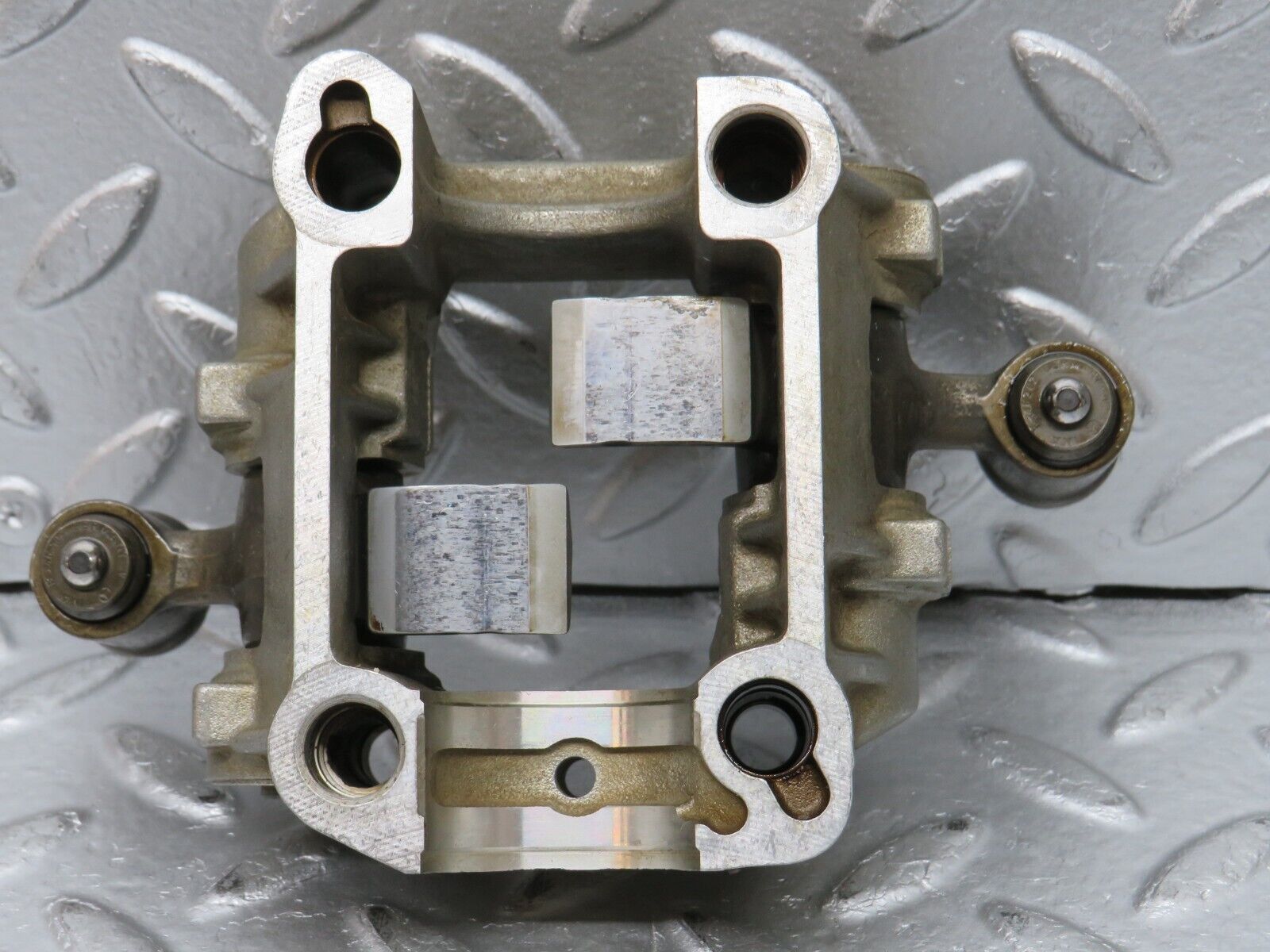 32623 Mercedes-Benz S124 300TE Rocker Arms Camshaft Bearing Block 1030510610