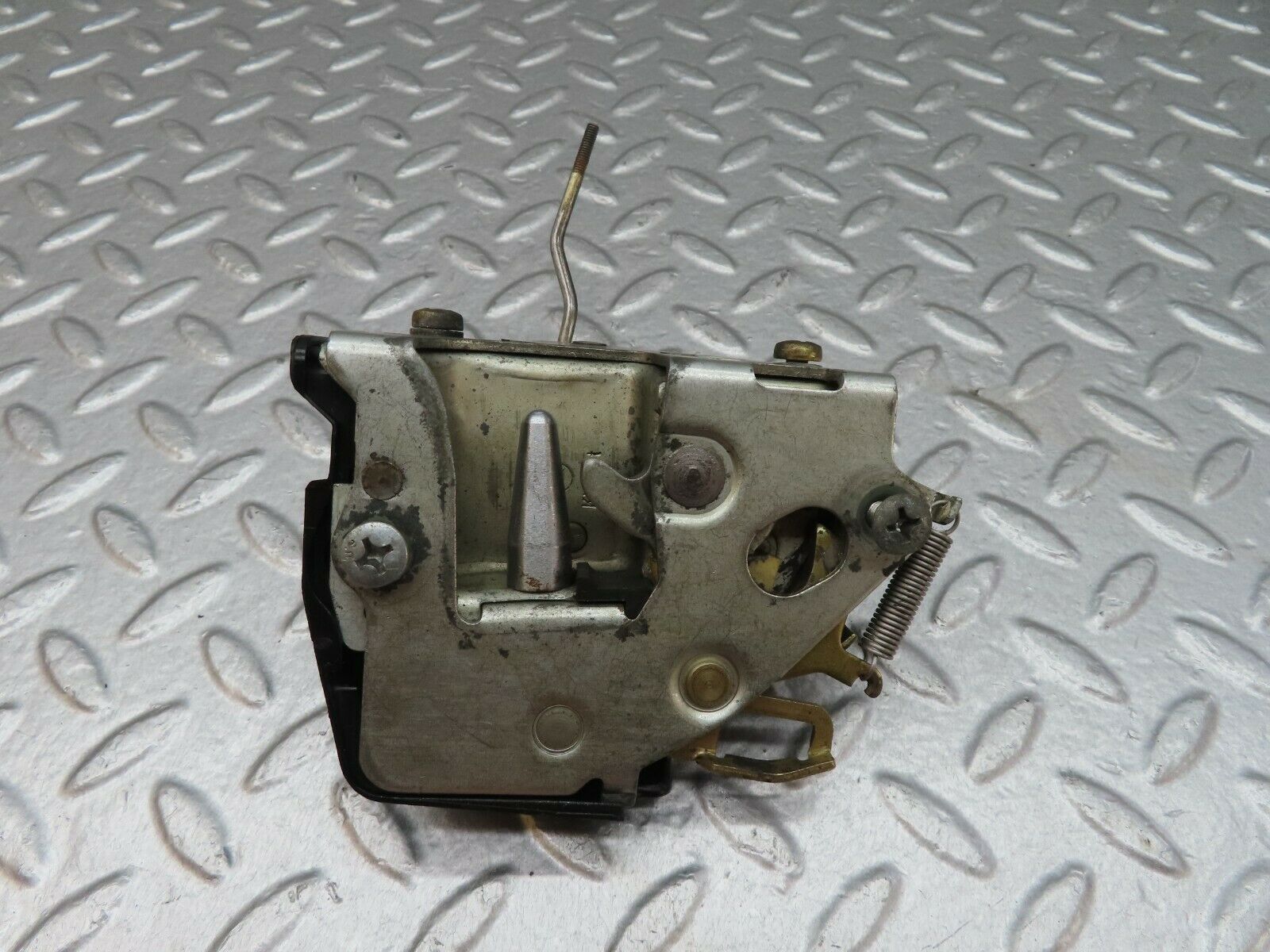 18039 Mercedes-Benz W123 200 Front Left Door Lock Mechanism 1237230108