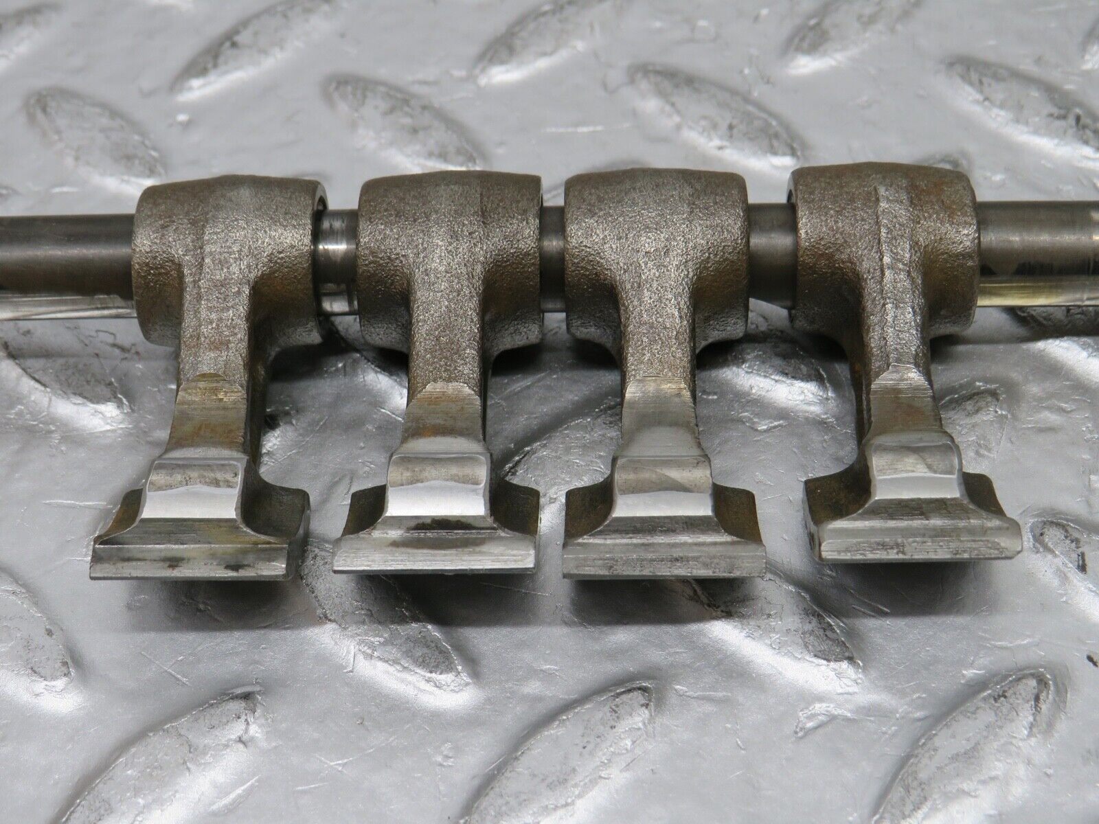 0361 Mercedes-Benz W123 220D Camshaft Rocker Arm With Shaft