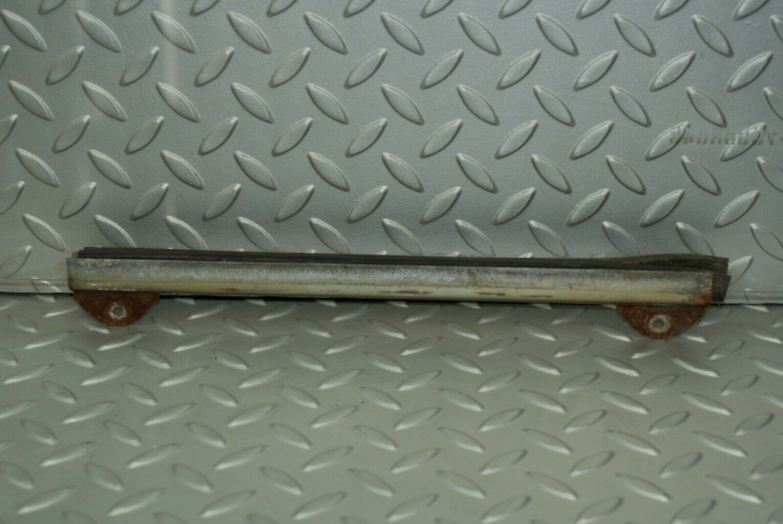 3098 Mercedes-Benz W115 220D Rear Right Door Window Glass