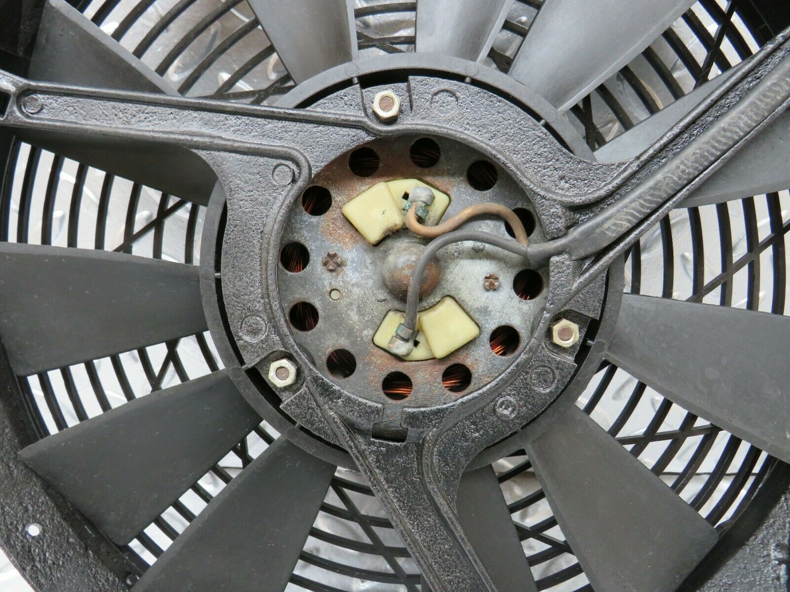 24353 Mercedes-Benz S124 220TE Wagon Radiator Cooling Fan 0005031001