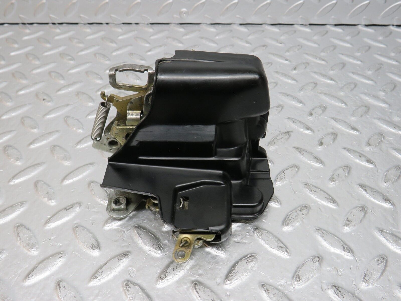 31083 Mercedes-Benz W123 200D Front Left Door Lock Mechanism 1237230108