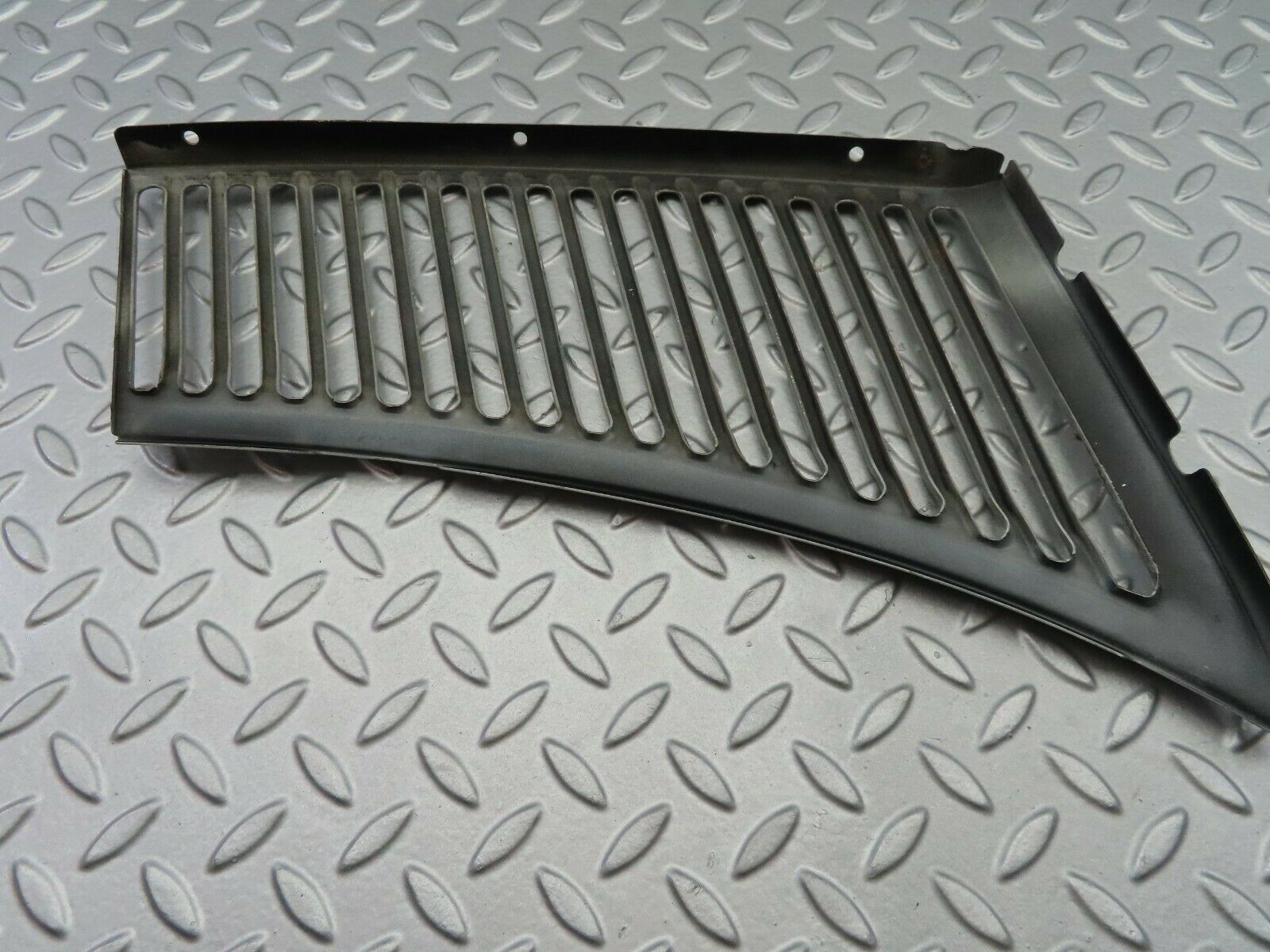 6886 Mercedes-Benz C107 350SLC Coupe Air Intake Grill Left Side