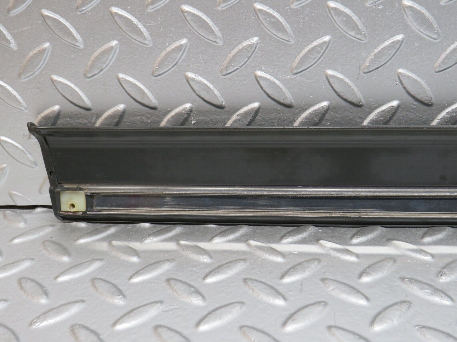 32301 Mercedes-Benz S124 300TE Wagon Front Right Door Centre Moulding Trim