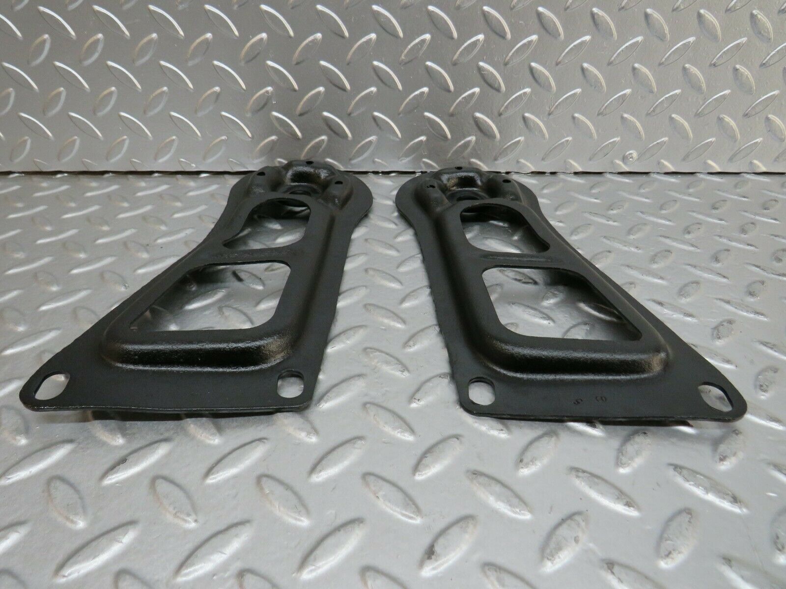 23815 Mercedes-Benz C107 450SLC Coupe Rear Suspension Axle Mounting Bracket