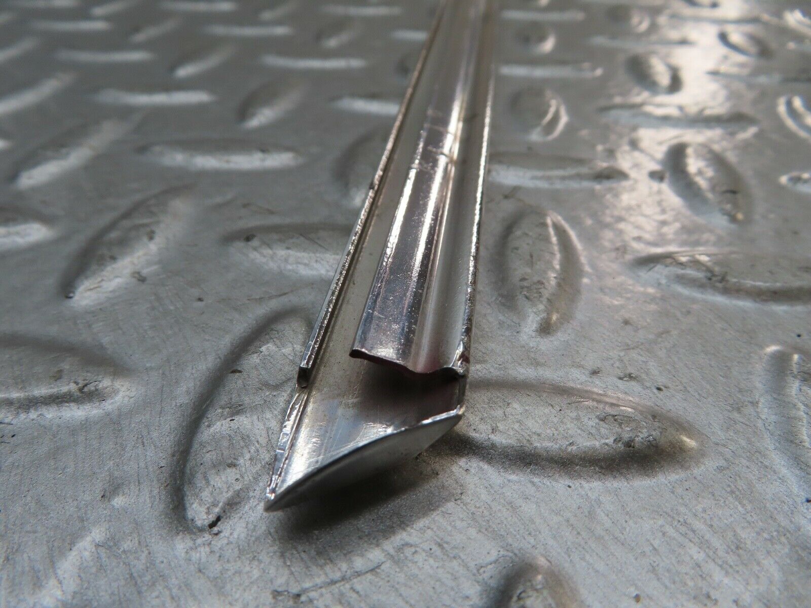 19125 Mercedes-Benz W123 300D Front Left Door Chrome Moulding Trim