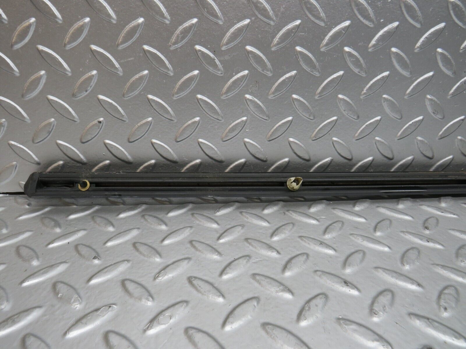 28620 Mercedes-Benz W123 280E Front Right Fender Wing Centre Moulding Trim