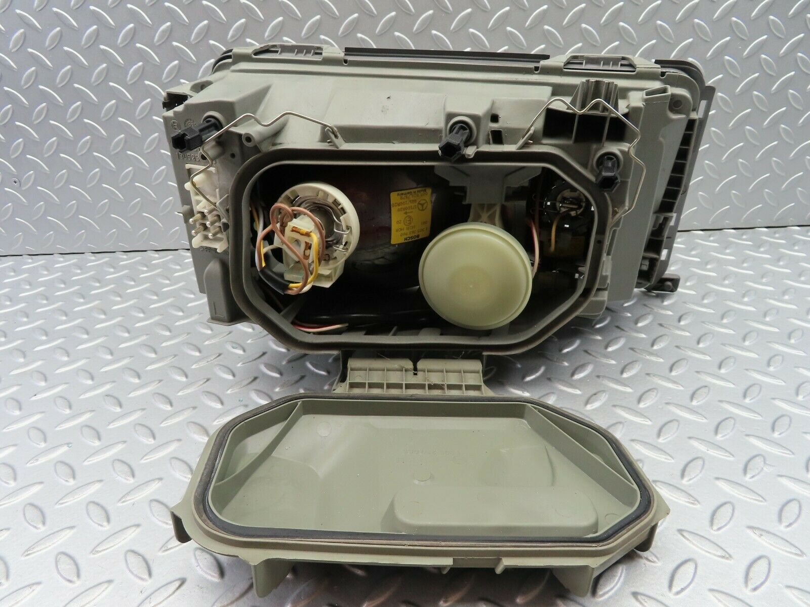 6685 Mercedes-Benz S124 E220 Wagon Headlight Bosch Left Side 1305544186