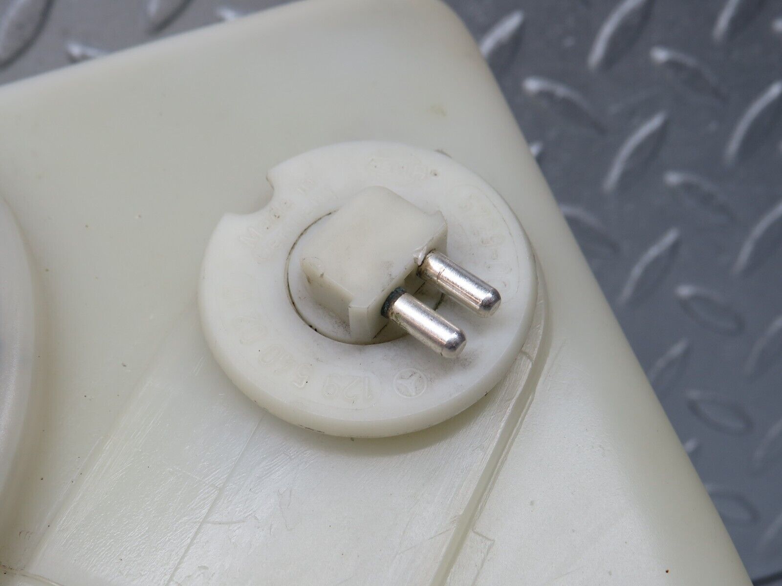 38241 Mercedes-Benz R129 280SL Coupe Windscreen Washer Fluid Reservoir 1298600360 1238690172