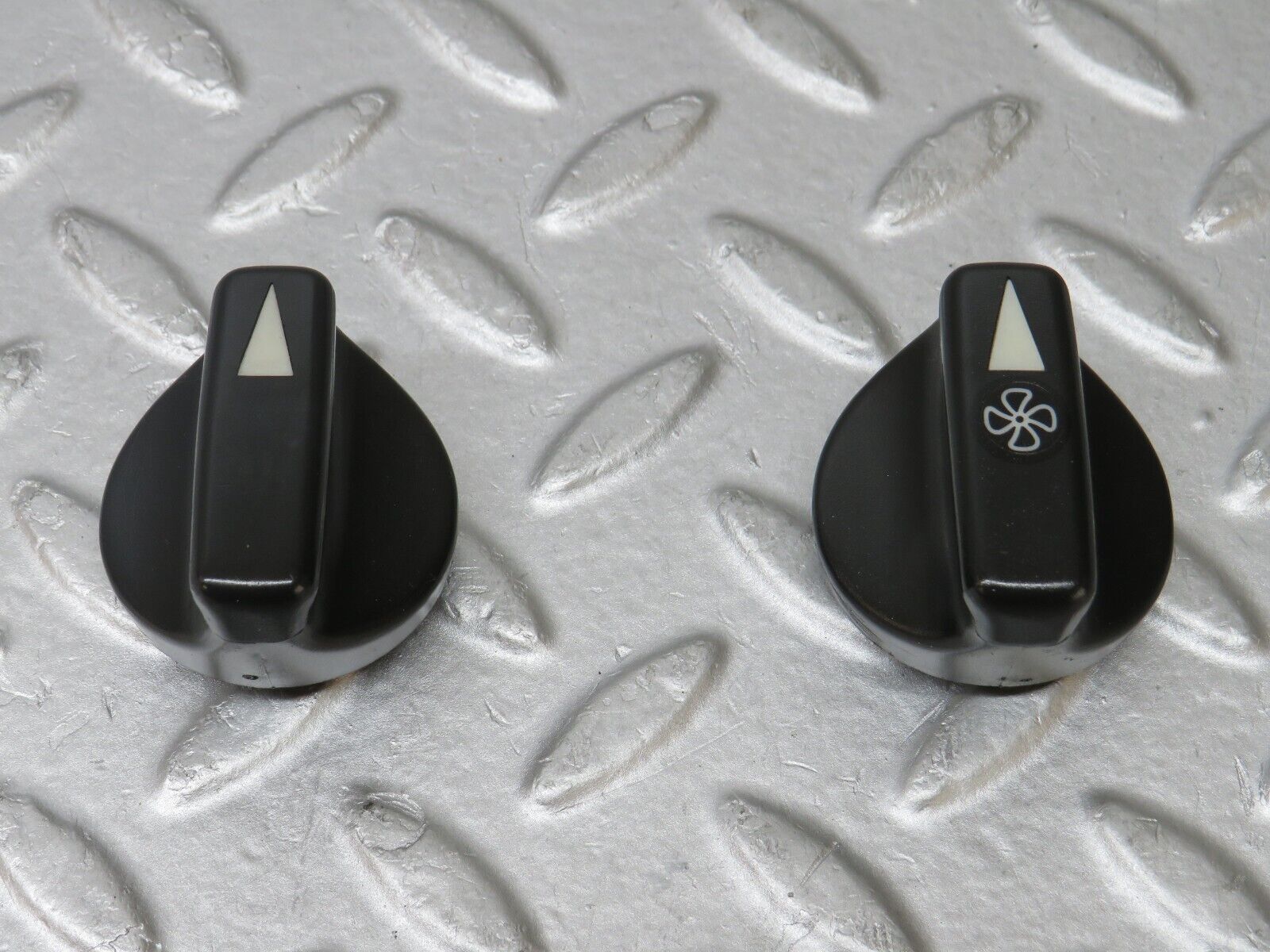 36132 Mercedes-Benz W126 420SE Heater Control Knob Pair