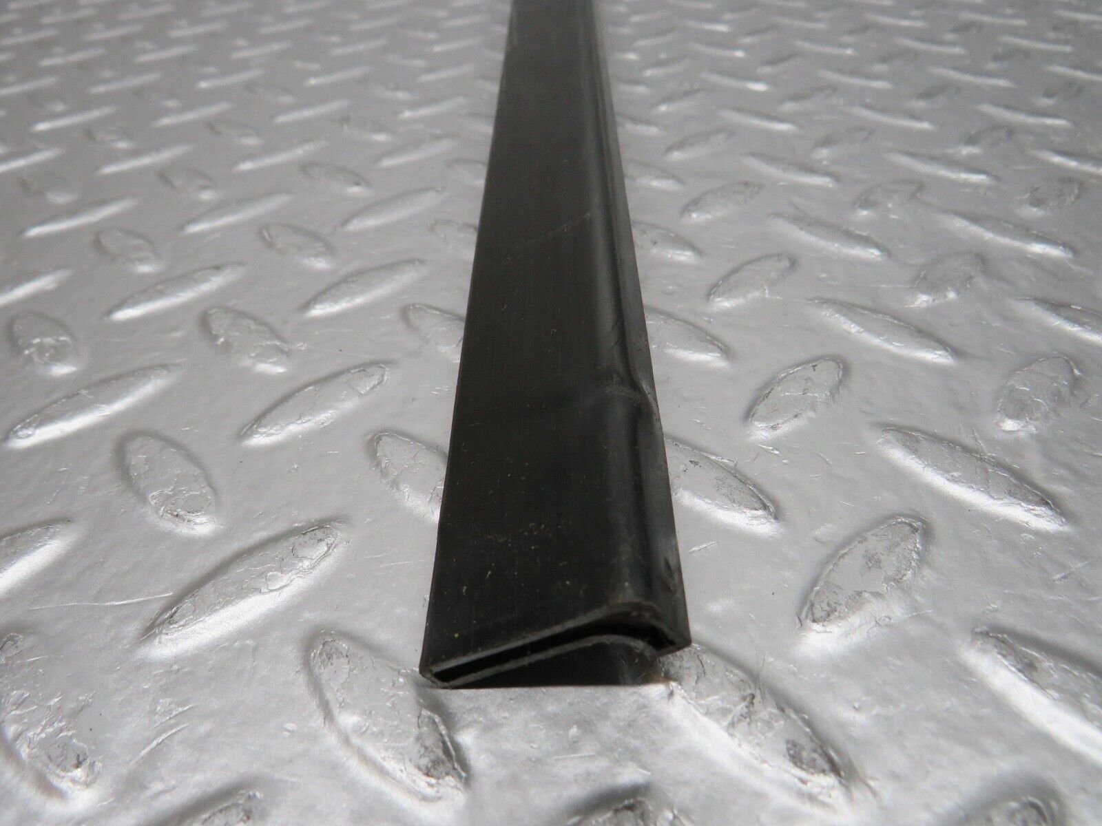 0095 Mercedes-Benz W116 350SE Seat Belt Runner Left