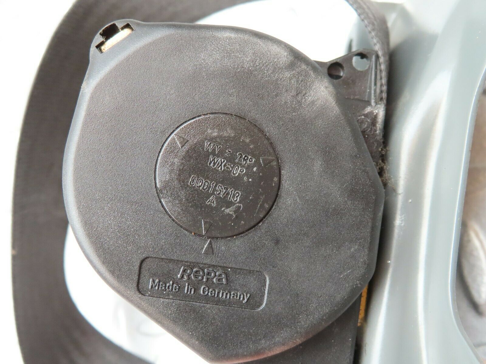 3904 Mercedes-Benz S123 200T Wagon Front Right Seat Belt 1238604286