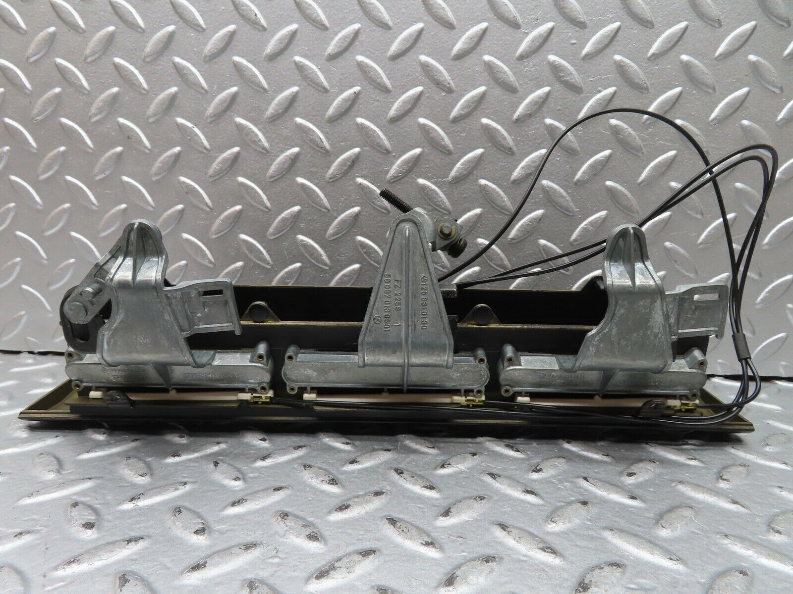 21667 Mercedes-Benz W126 300SE Dashboard Centre Air Vent 1268310030