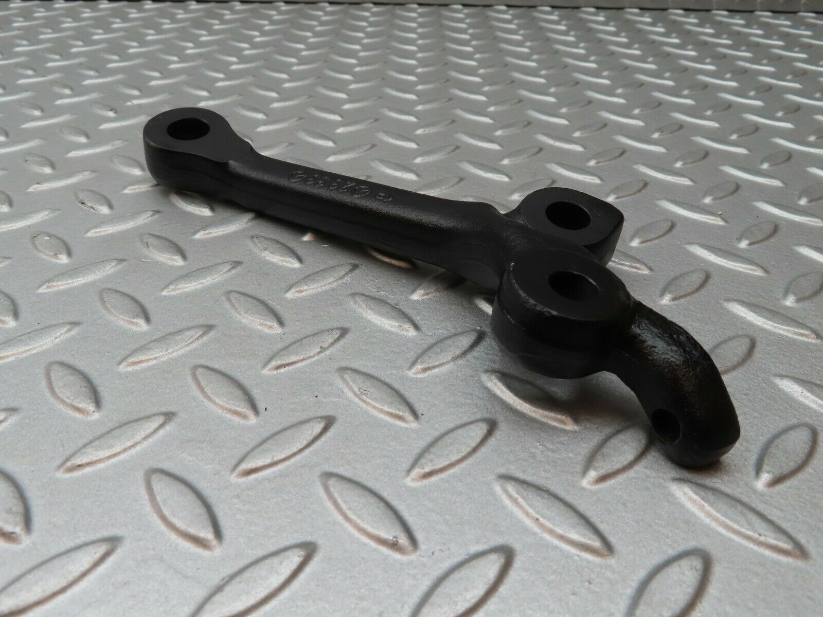 4244 Mercedes-Benz V123 240D LWB Idler Arm 2333