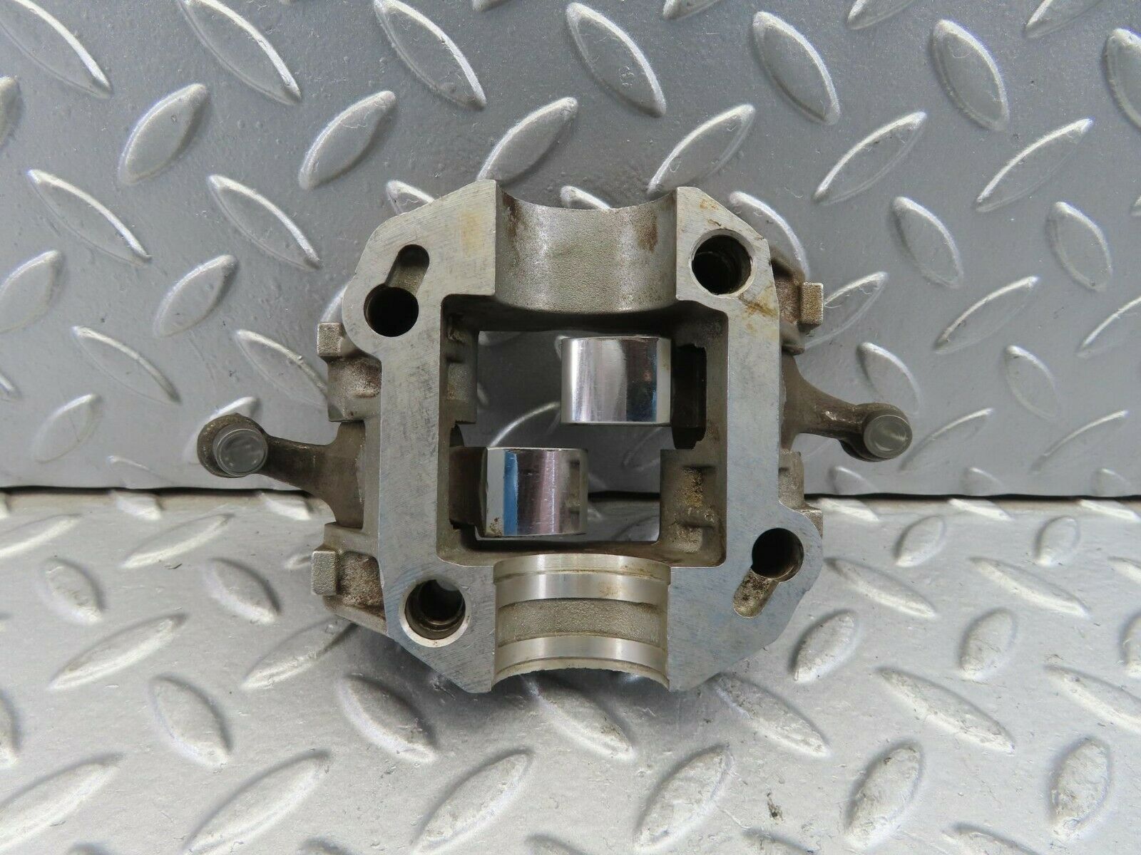 10073 Mercedes-Benz C123 230CE Coupe Rocker Arms Camshaft Bearing Block 1020510010